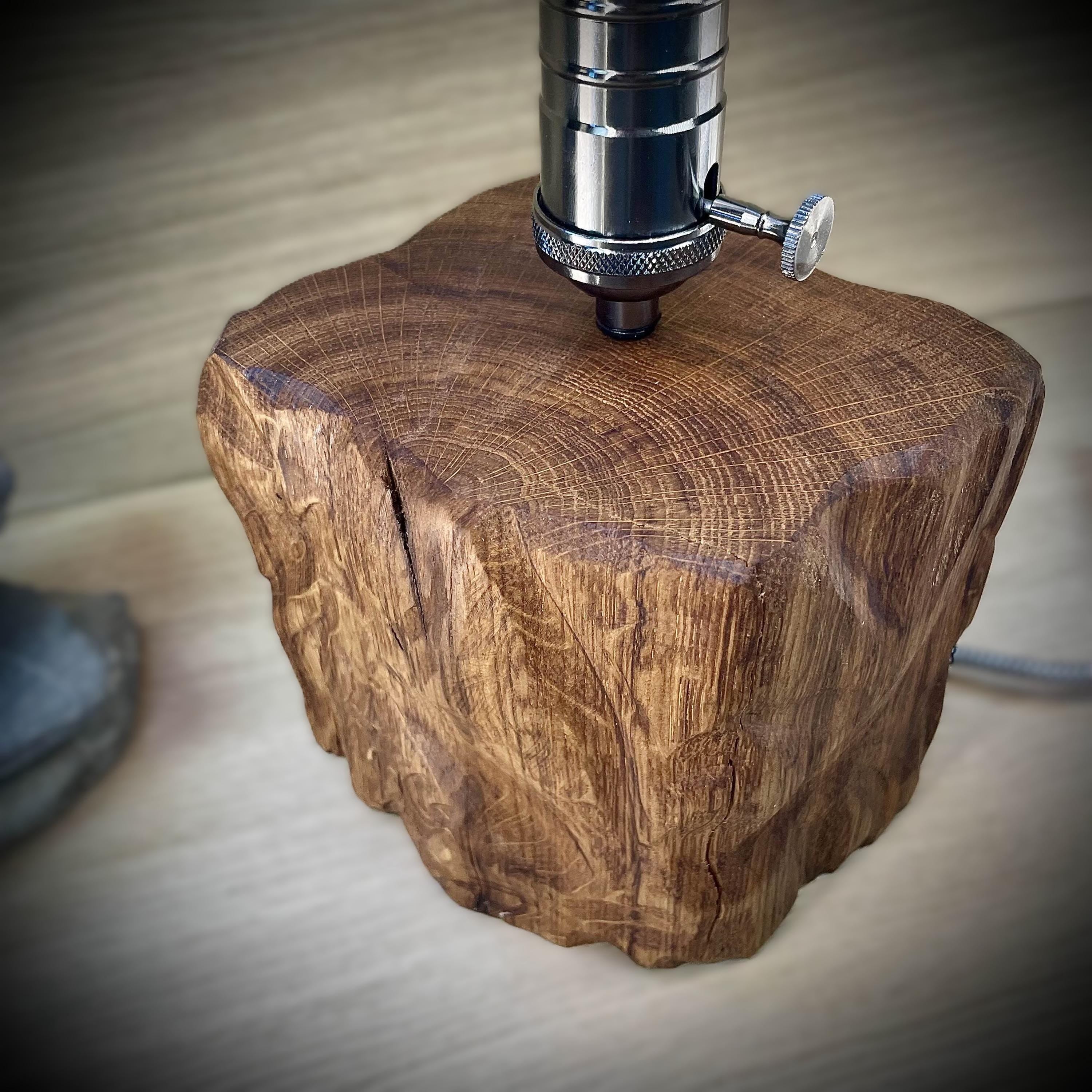 Lampe artisanale en chêne massif avec ampoule vintage fait main