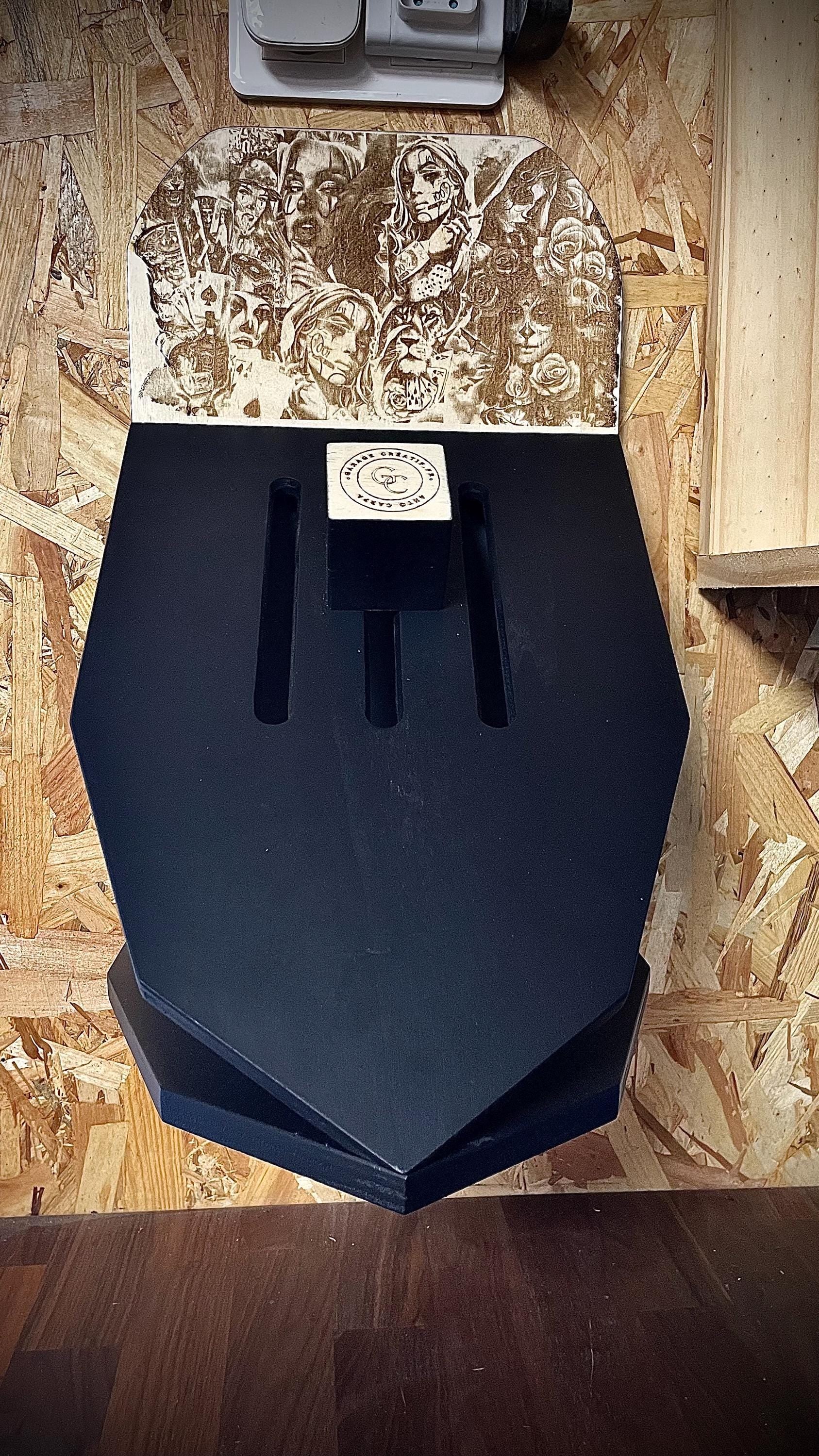 Support casque moto mural, rangement garage en bois, pièce unique gravée fait main