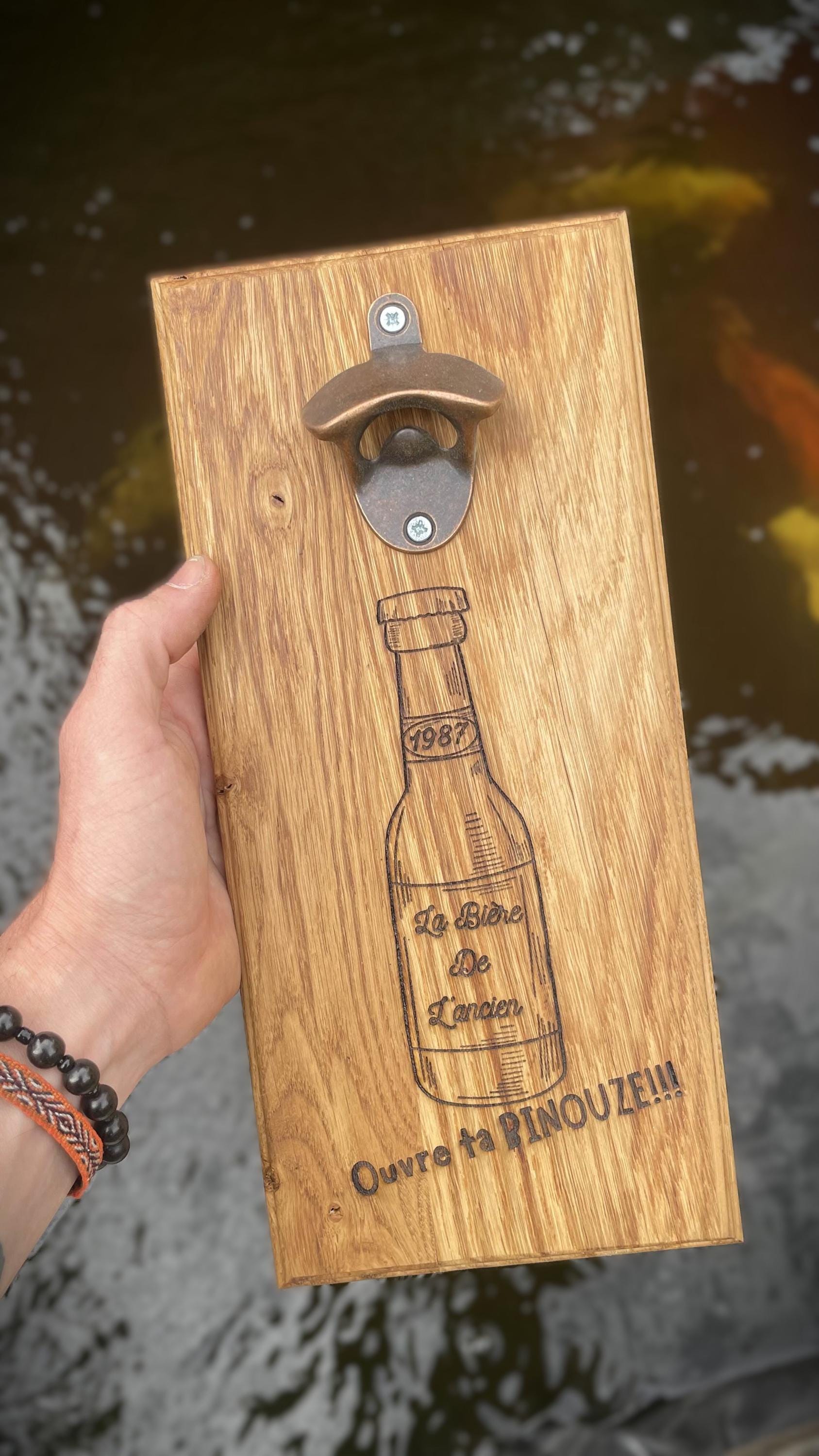 Décapsuleur mural personnalisé en chêne massif  Gravure sur mesure  Aimant intégré Cadeau homme