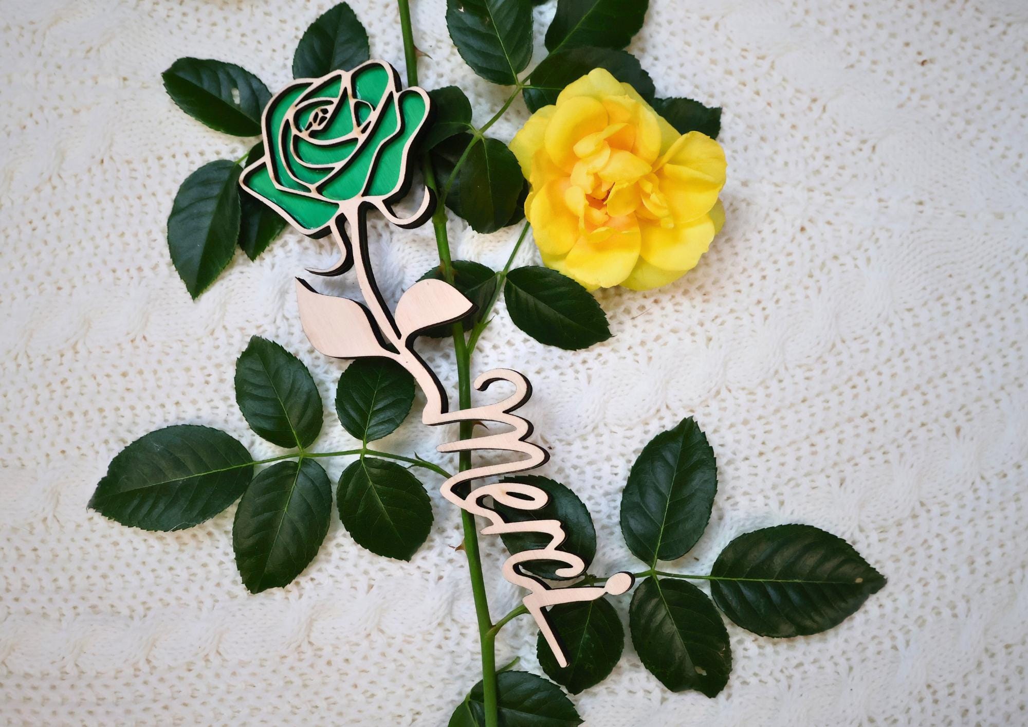 Rose en bois personnalisée avec prénom, Cadeau unique pour Maman, Maîtresse, Nounou...