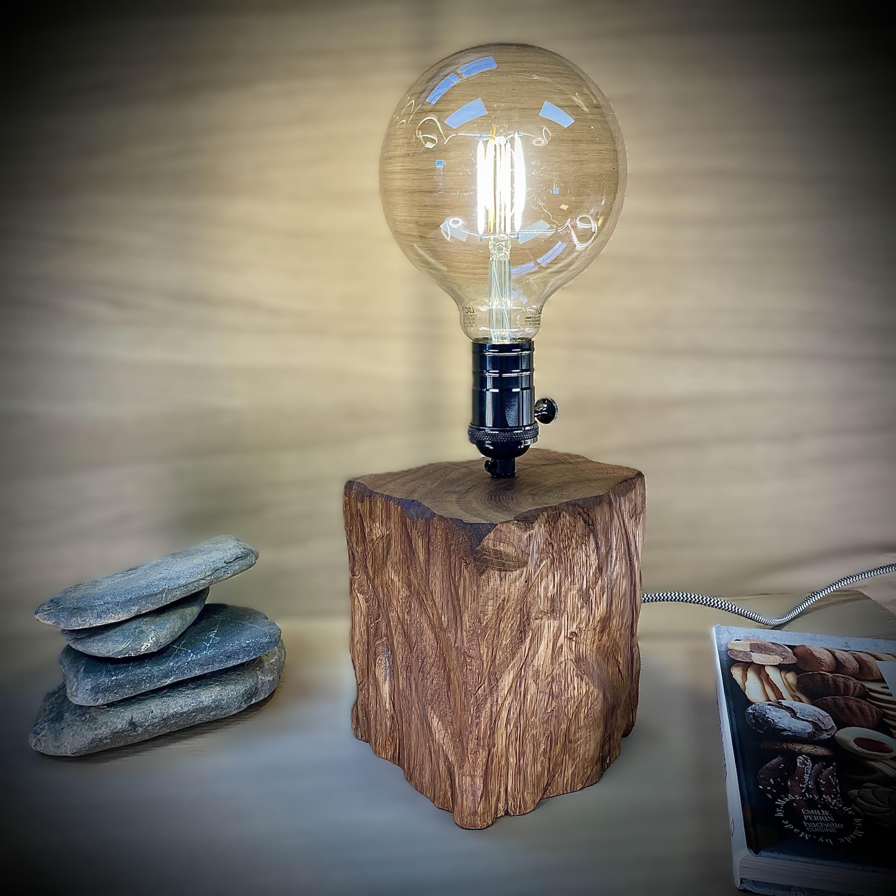 Lampe artisanale en chêne massif avec ampoule vintage fait main