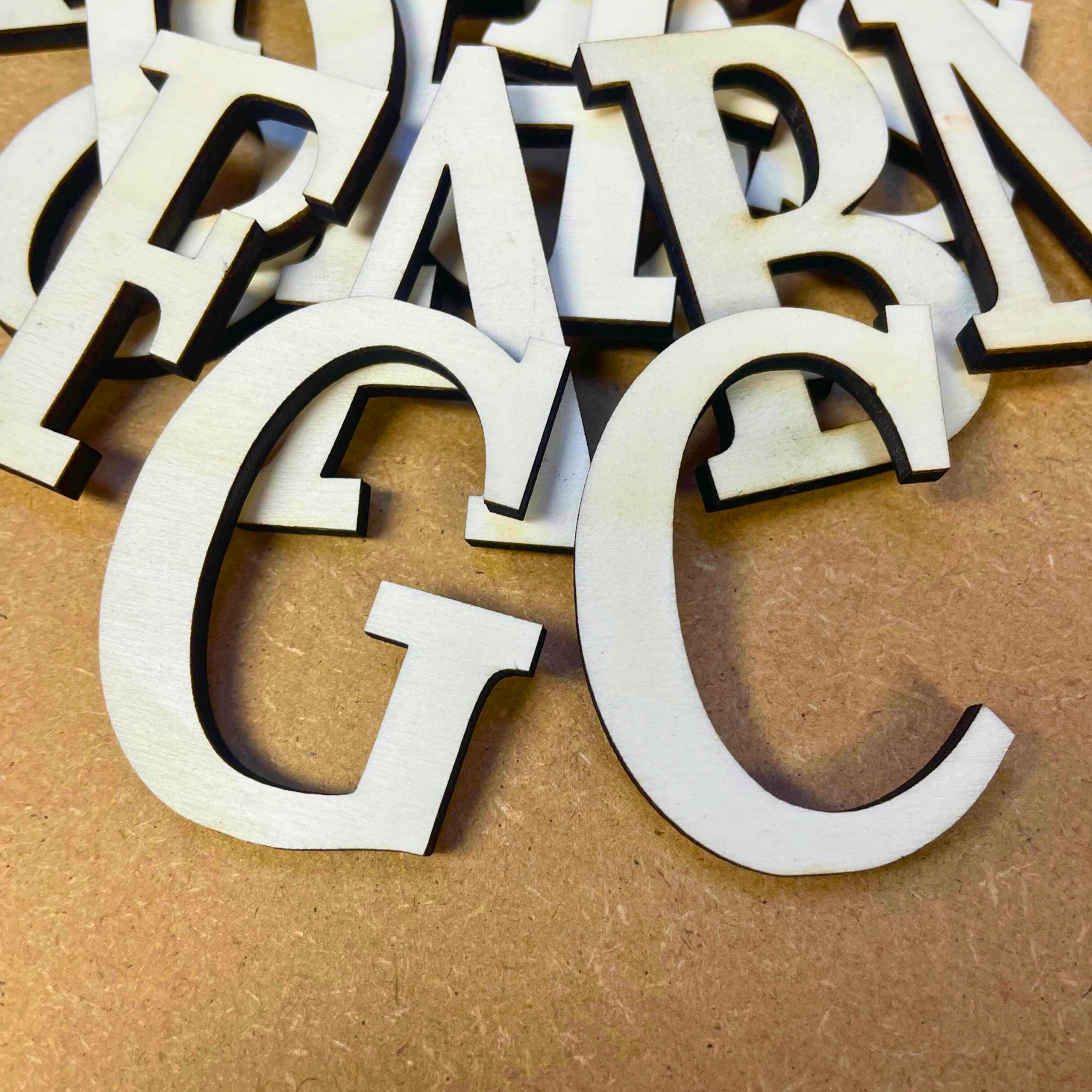 Lettre en bois personnalisée de 5 à 80cm