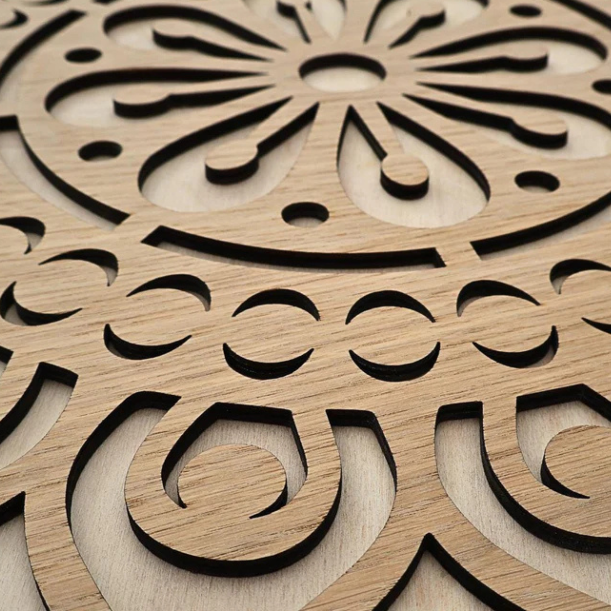 Mandala en bois personnalisable unique en chêne