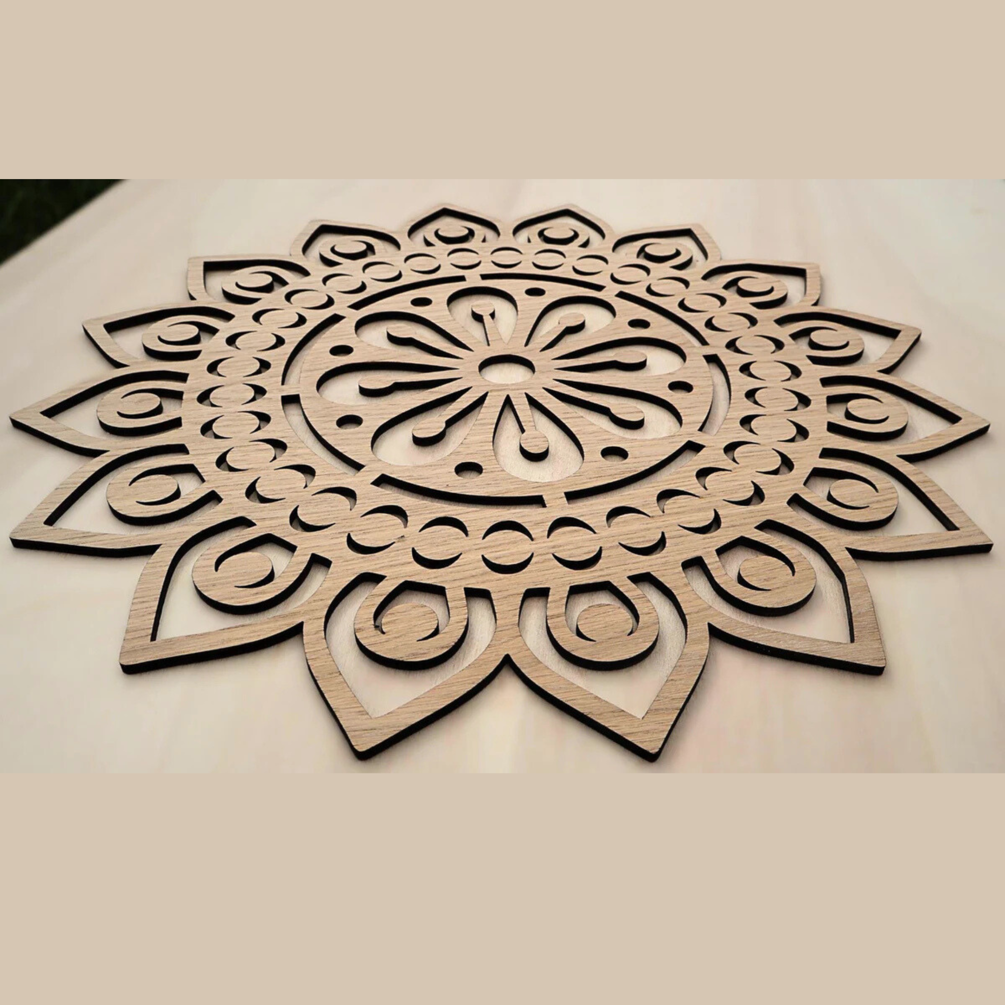 Mandala en bois personnalisable unique en chêne