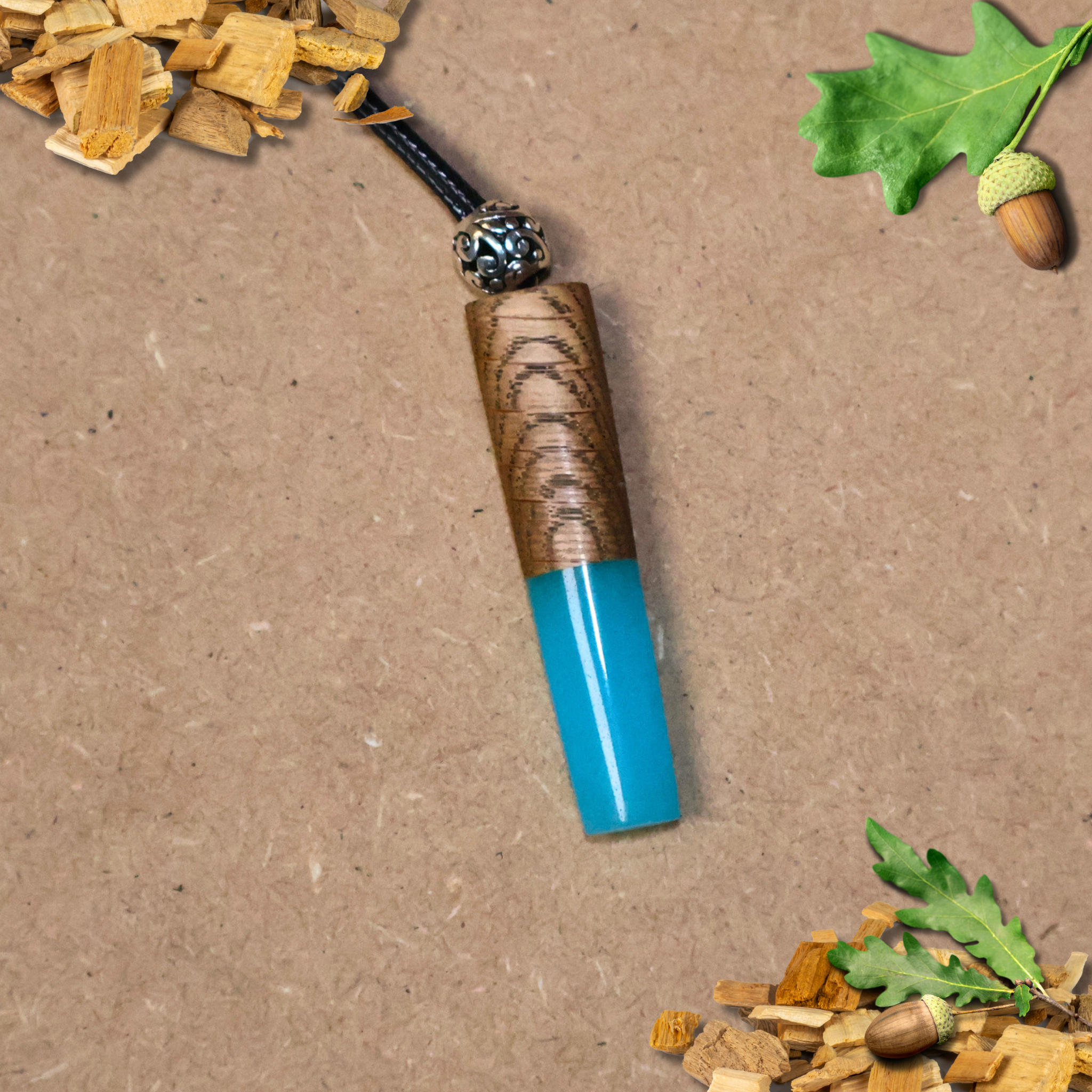 pendentif artisanal en chêne massif et époxy