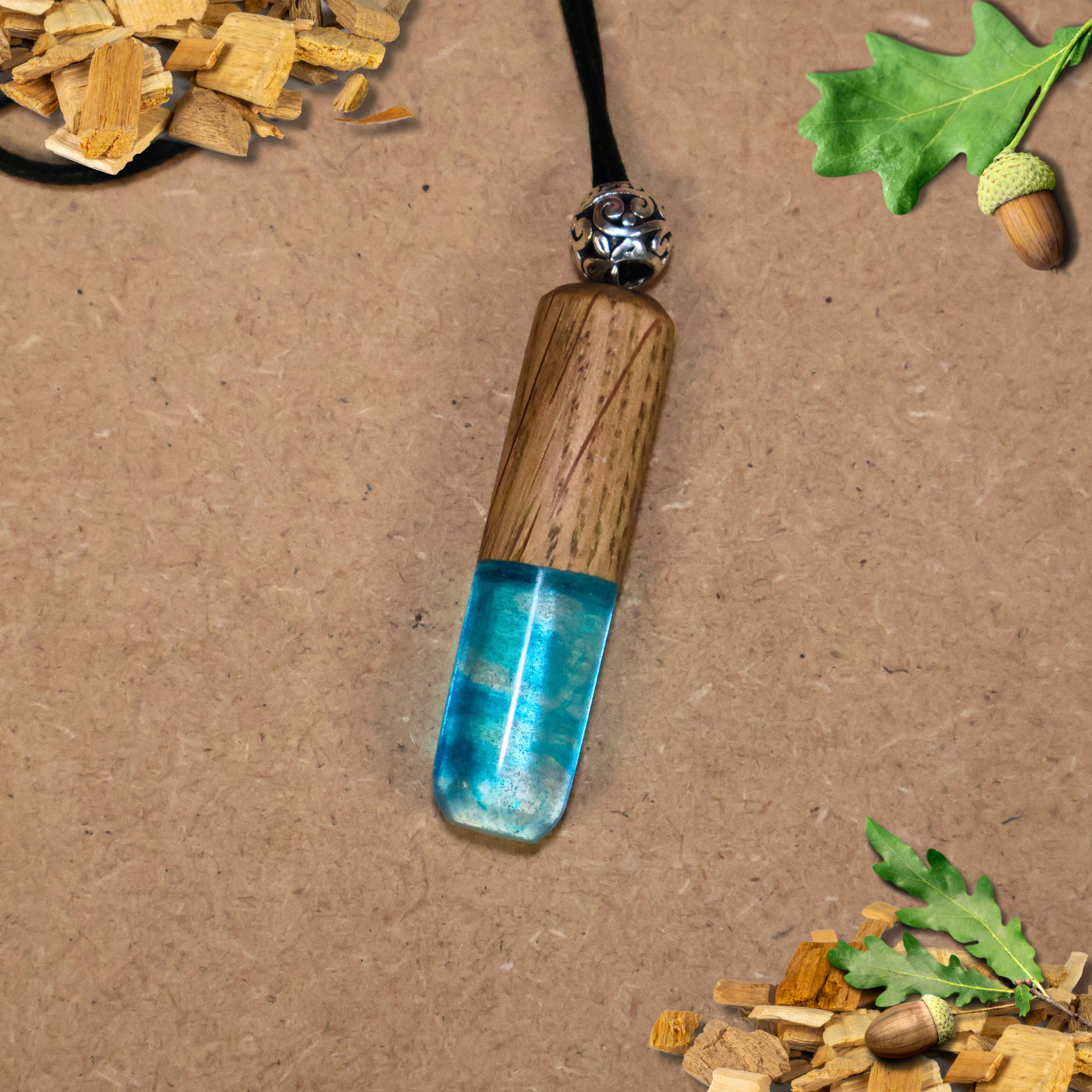 pendentif artisanal en chêne massif et époxy