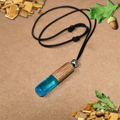 pendentif artisanal en chêne massif et époxy