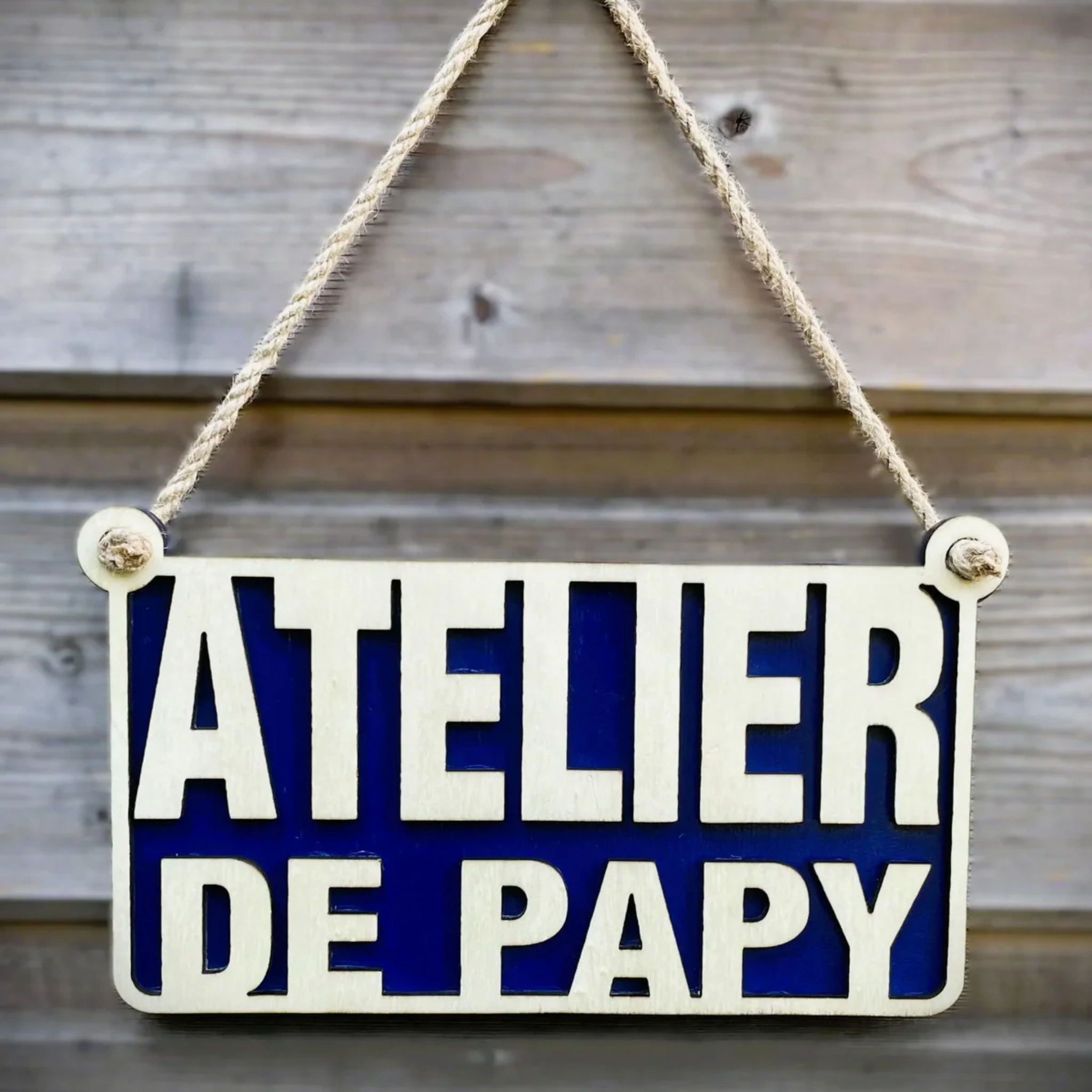 Pancarte atelier en bois personnalisée style vintage avec gravure et ficelle