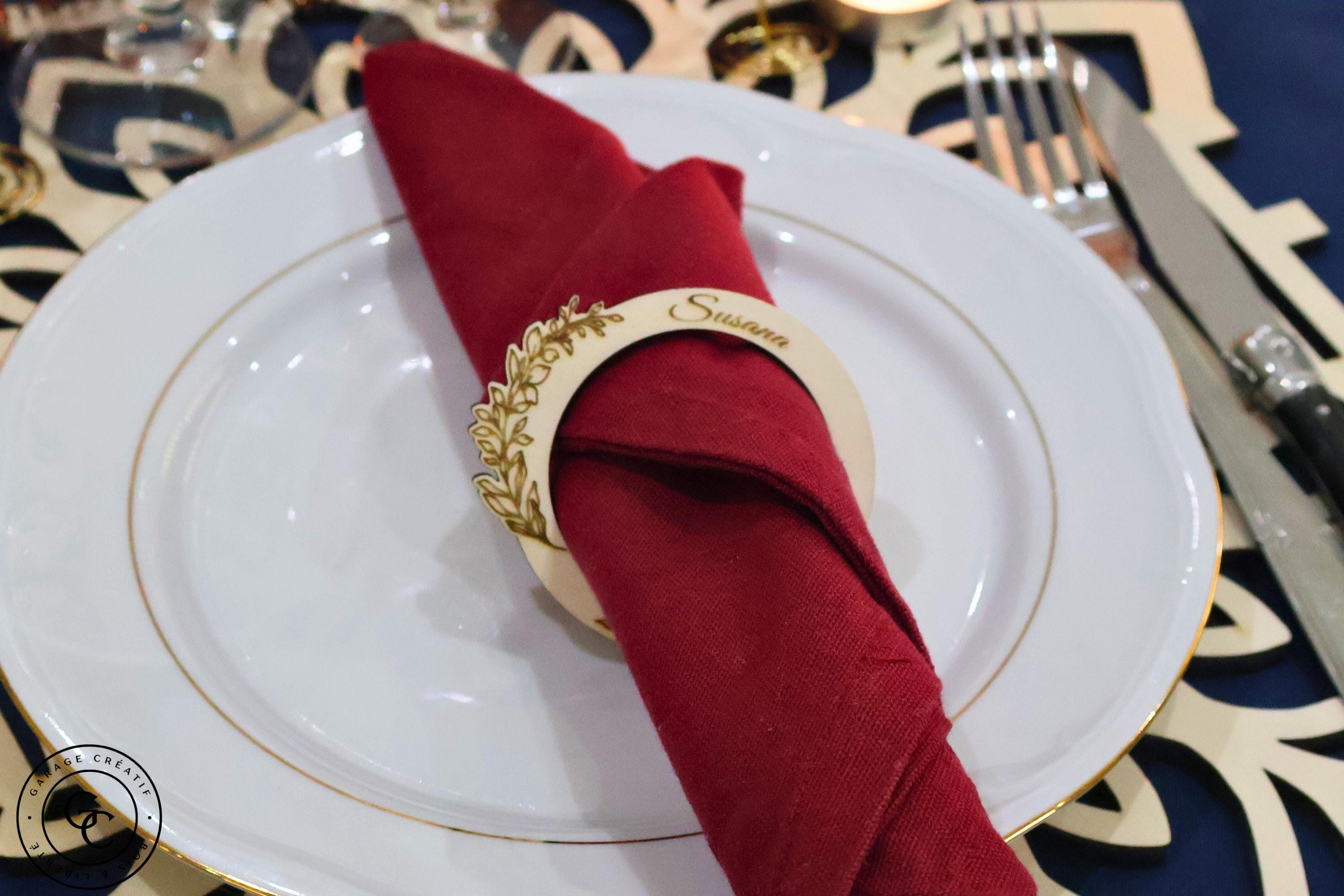 Rond de serviette en bois personnalisé idéal pour sublimer vos tables de mariage, baptême, Noël ou anniversaires.