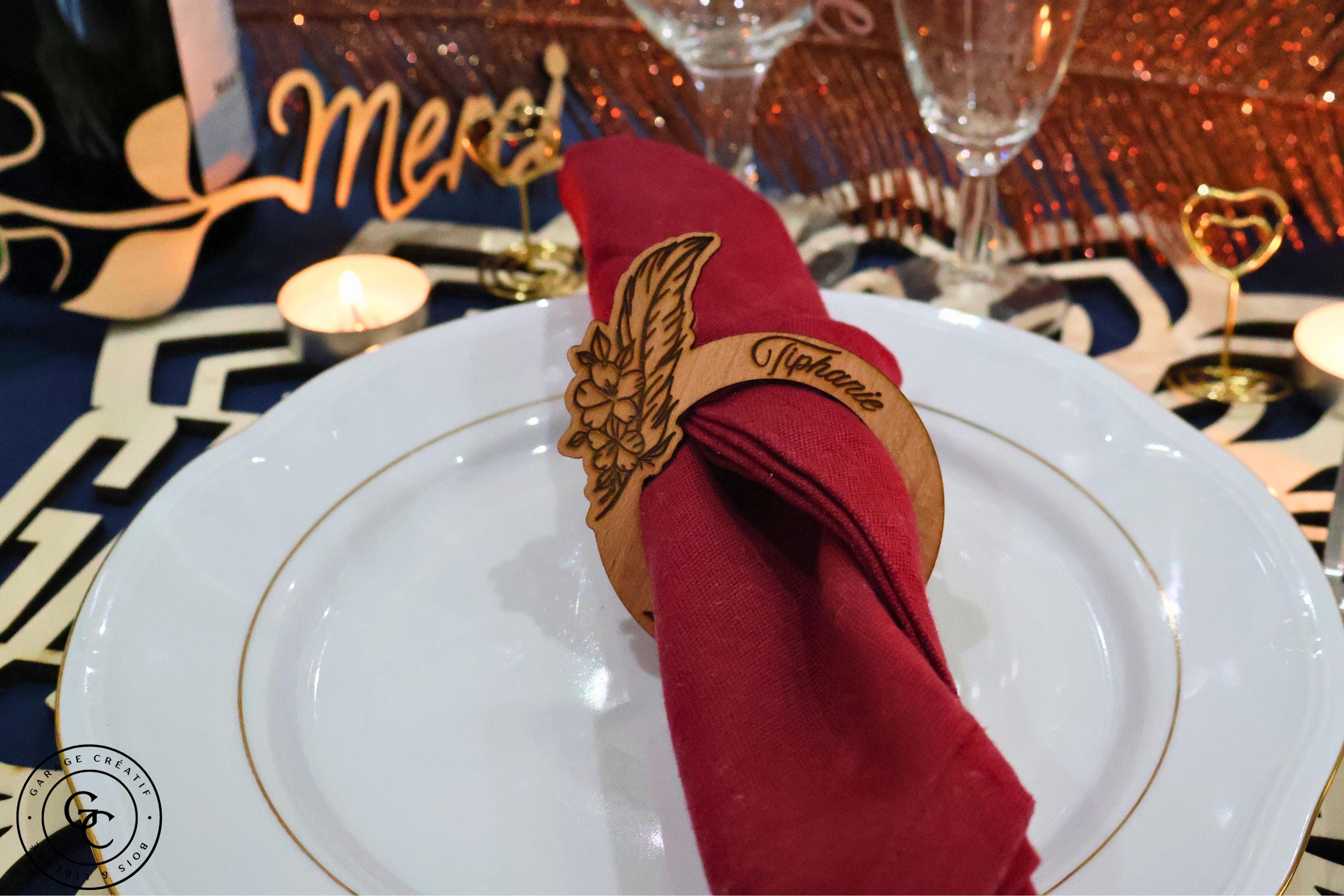 Rond de serviette en bois personnalisé idéal pour sublimer vos tables de mariage, baptême, Noël ou anniversaires.
