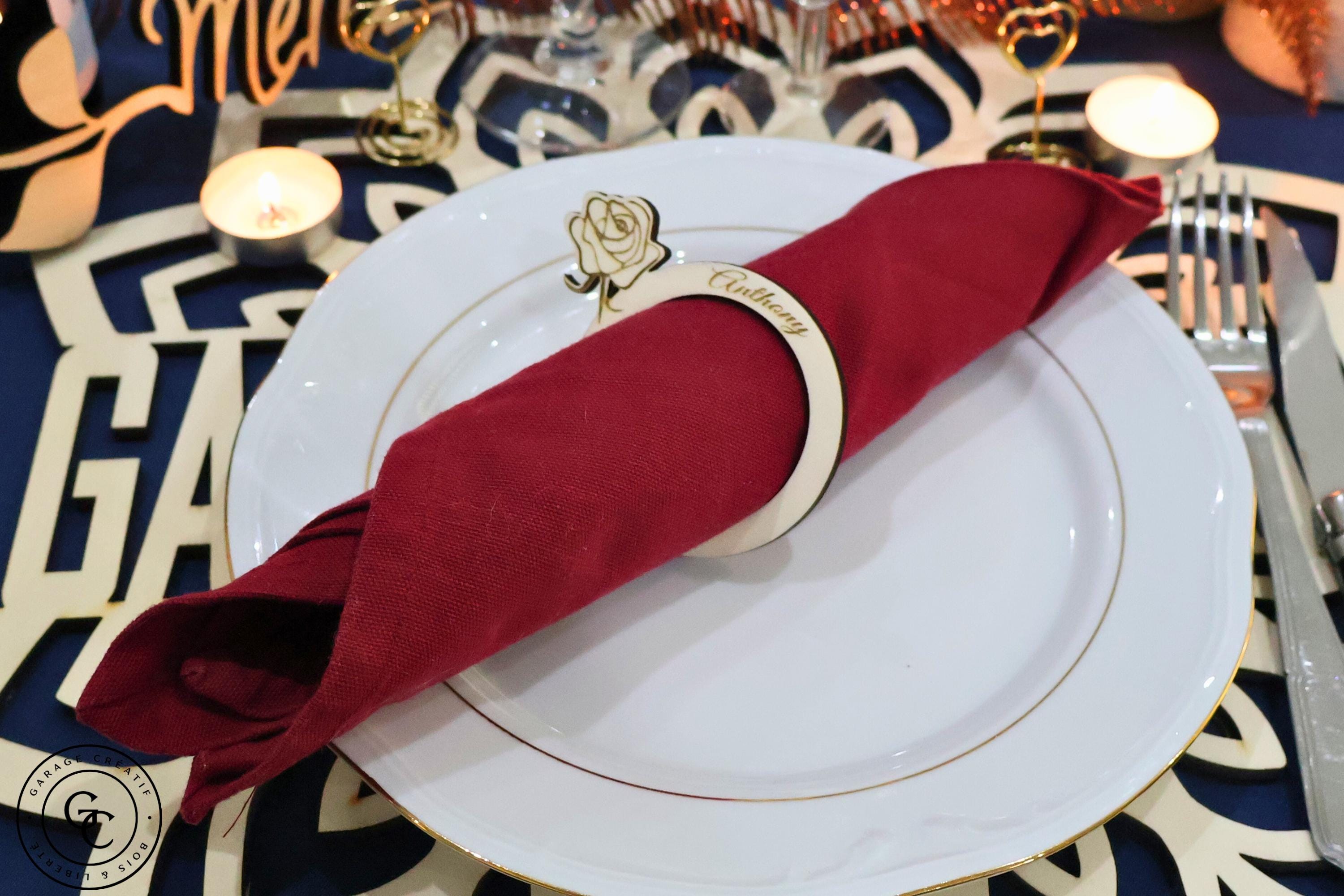 Rond de serviette en bois personnalisé idéal pour sublimer vos tables de mariage, baptême, Noël ou anniversaires.