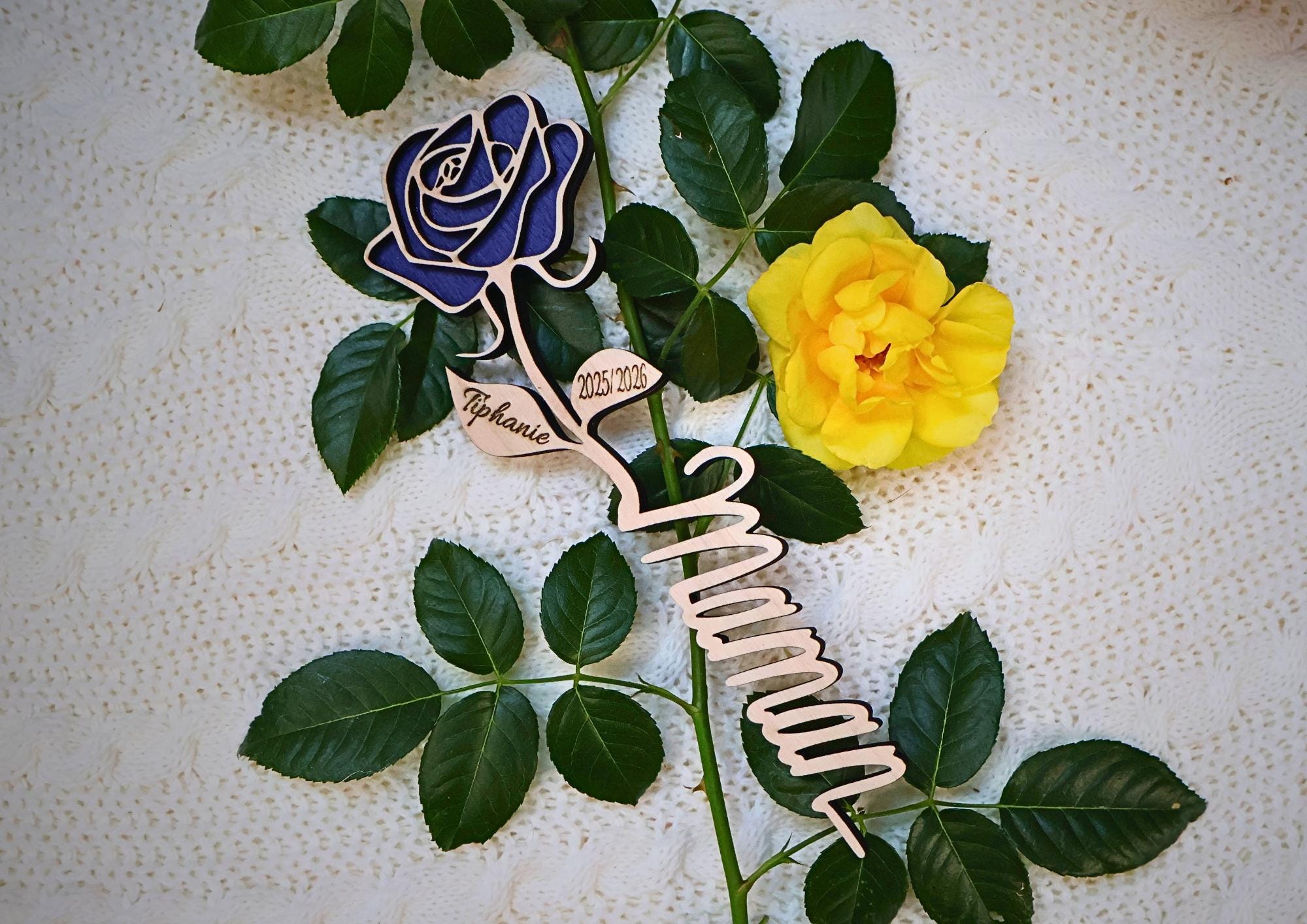 Rose en bois personnalisée avec prénom, Cadeau unique pour Maman, Maîtresse, Nounou...