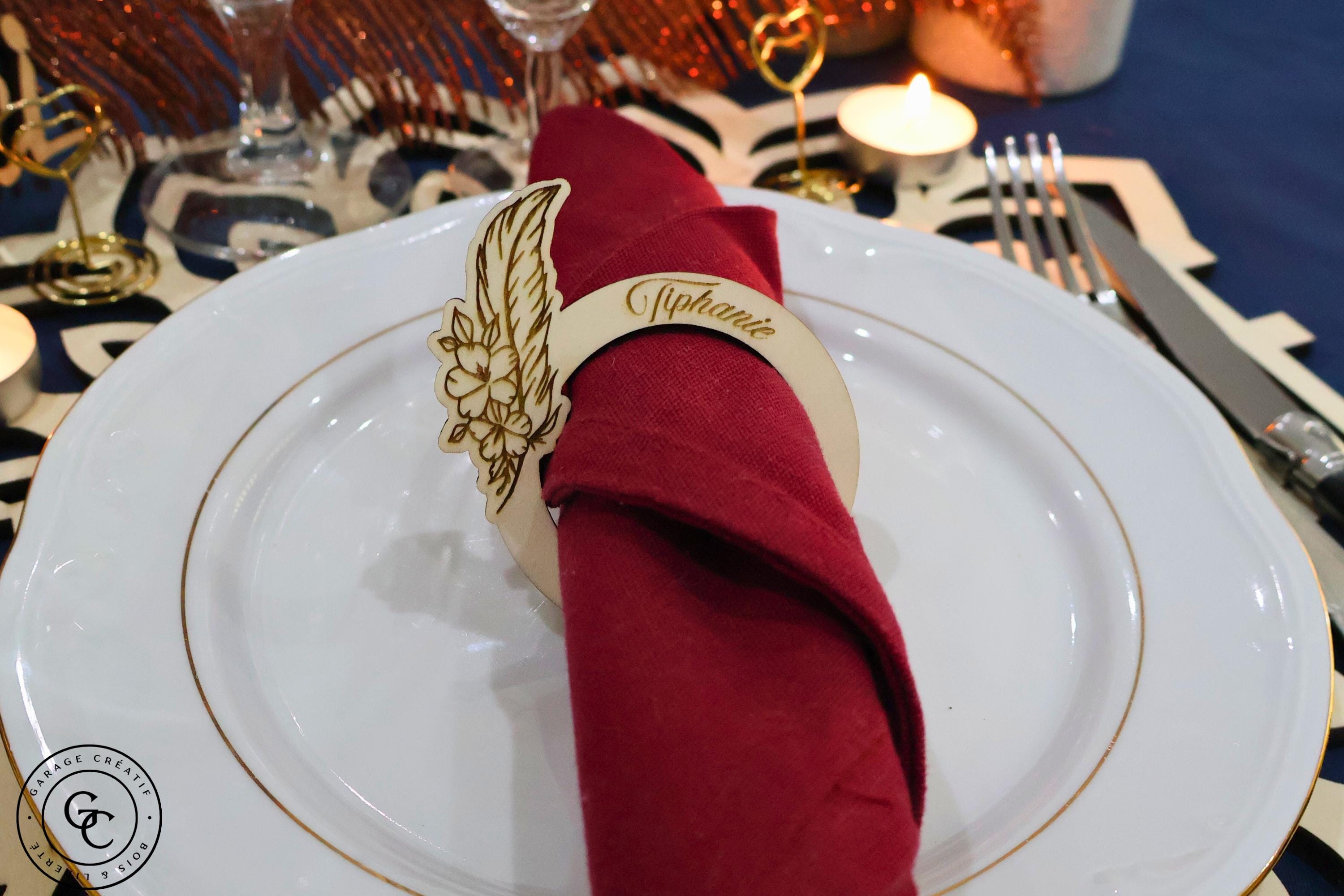 Rond de serviette en bois personnalisé idéal pour sublimer vos tables de mariage, baptême, Noël ou anniversaires.