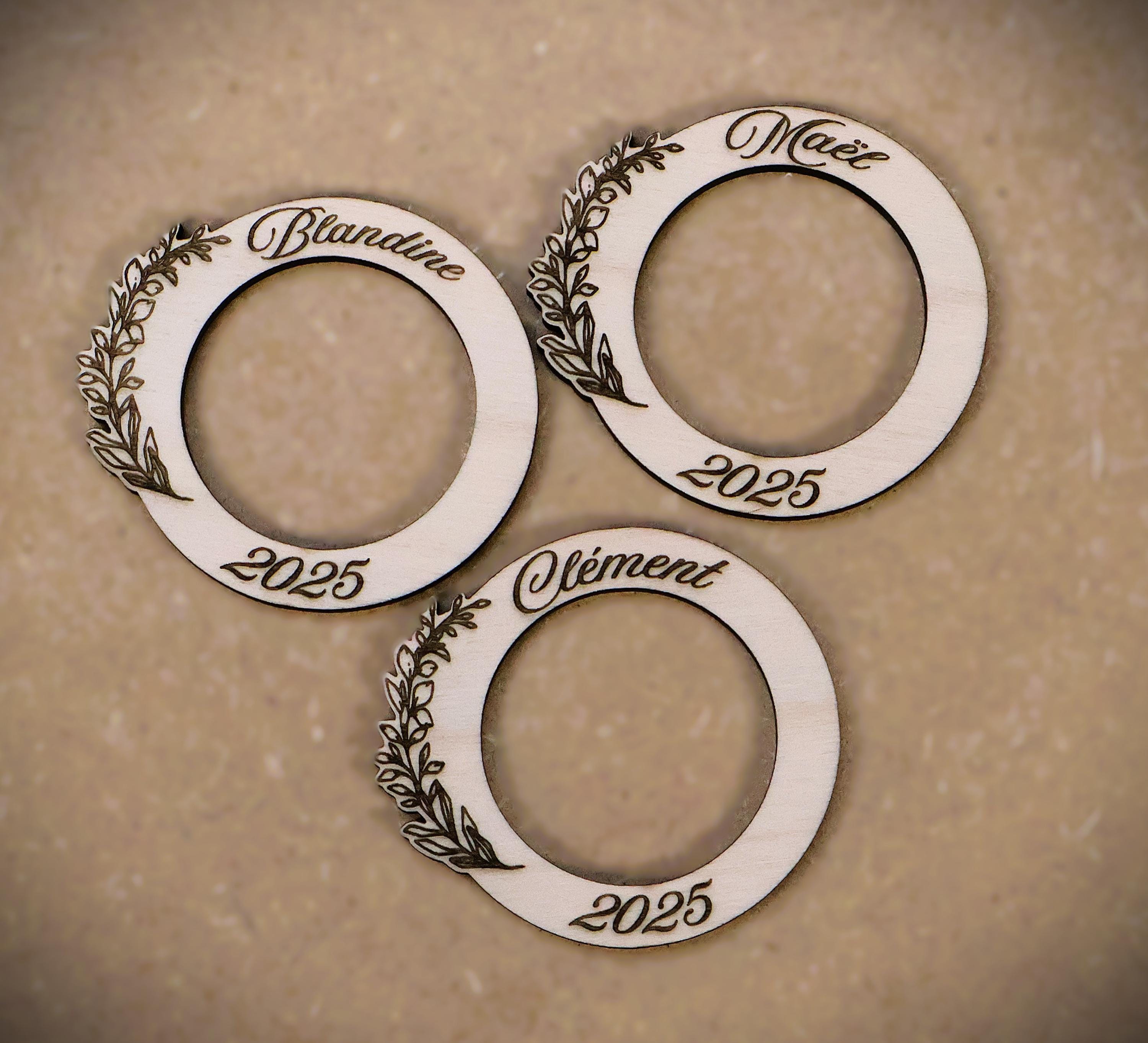 Rond de serviette en bois personnalisé idéal pour sublimer vos tables de mariage, baptême, Noël ou anniversaires.