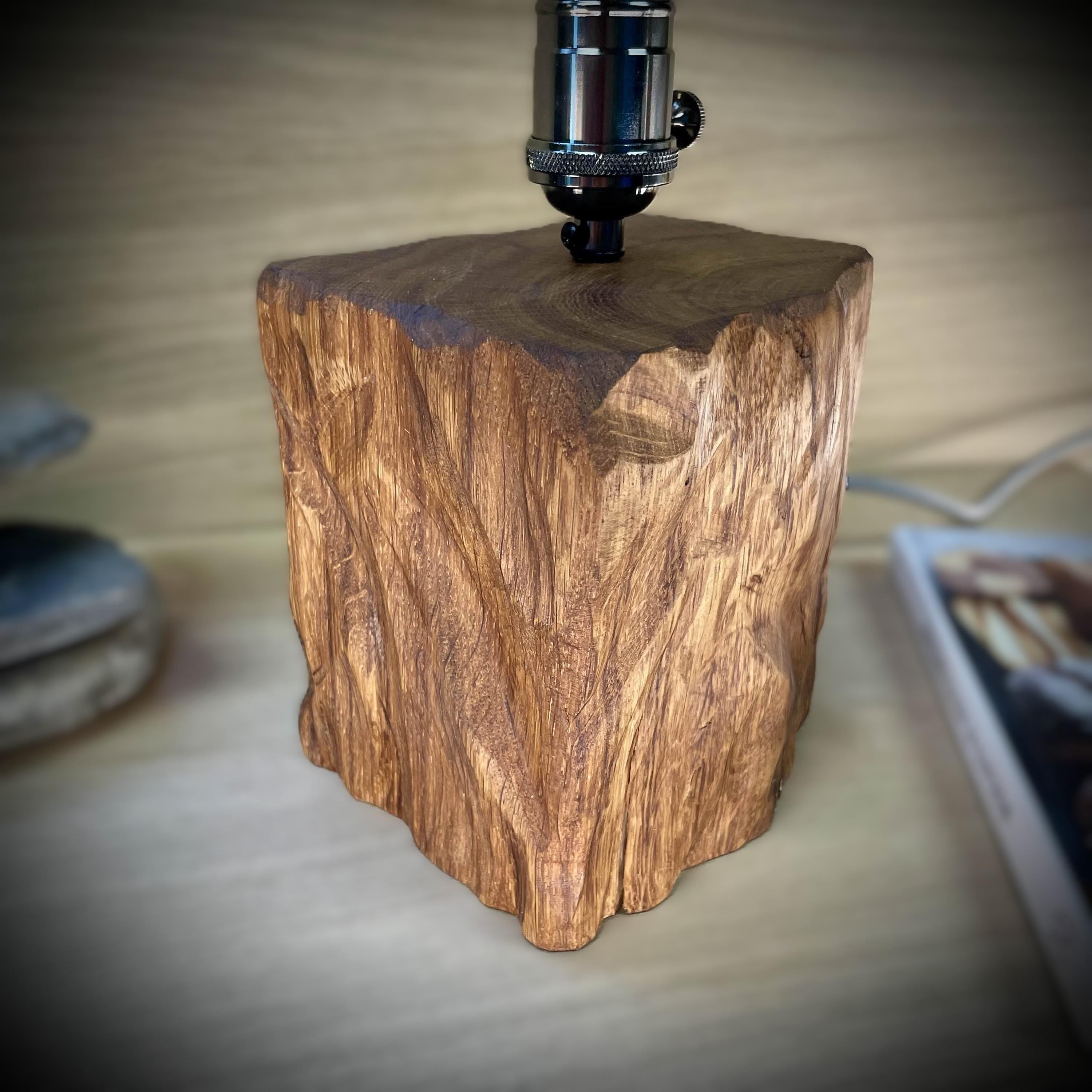 Lampe artisanale en chêne massif avec ampoule vintage fait main