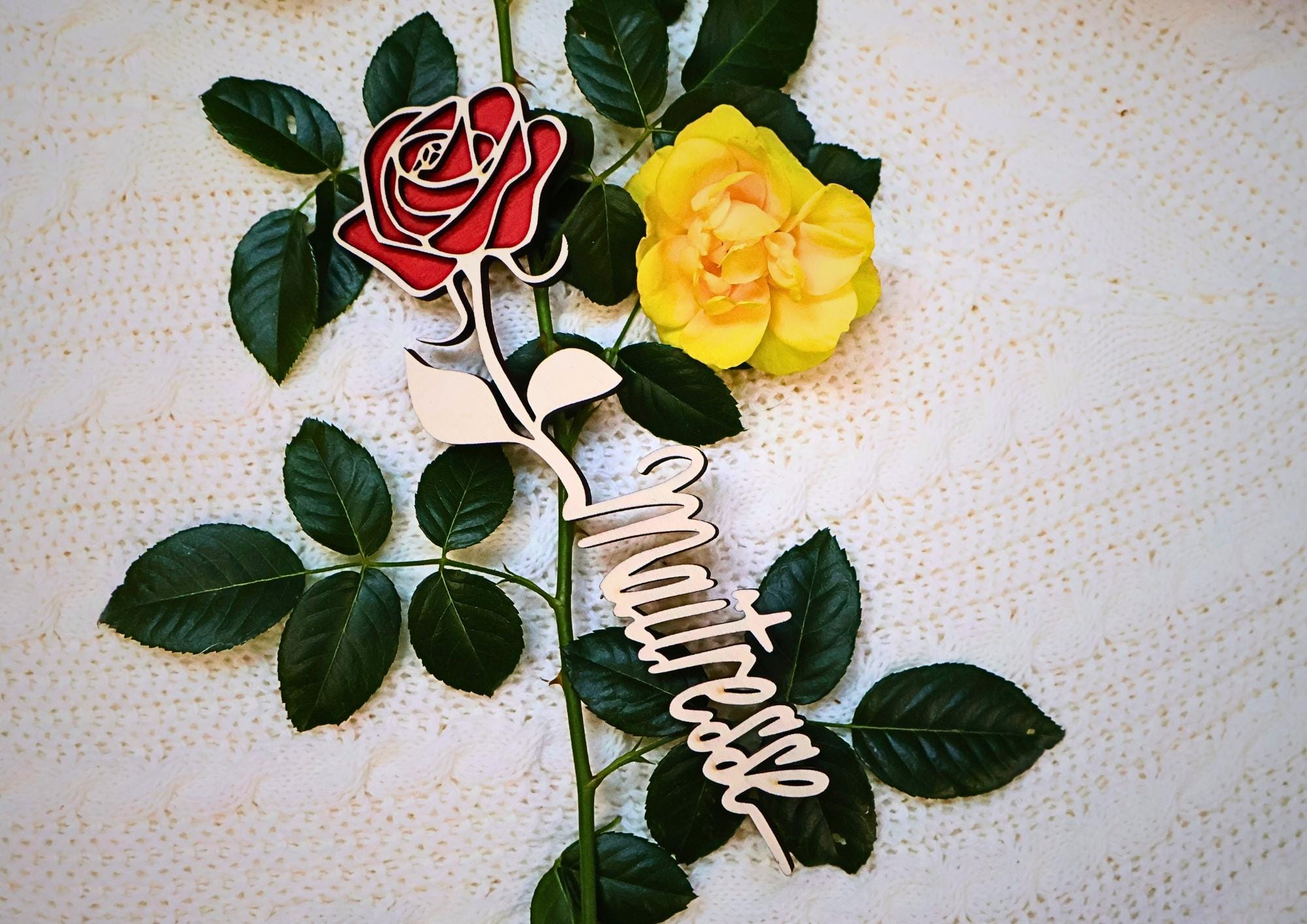 Rose en bois personnalisée avec prénom, Cadeau unique pour Maman, Maîtresse, Nounou...