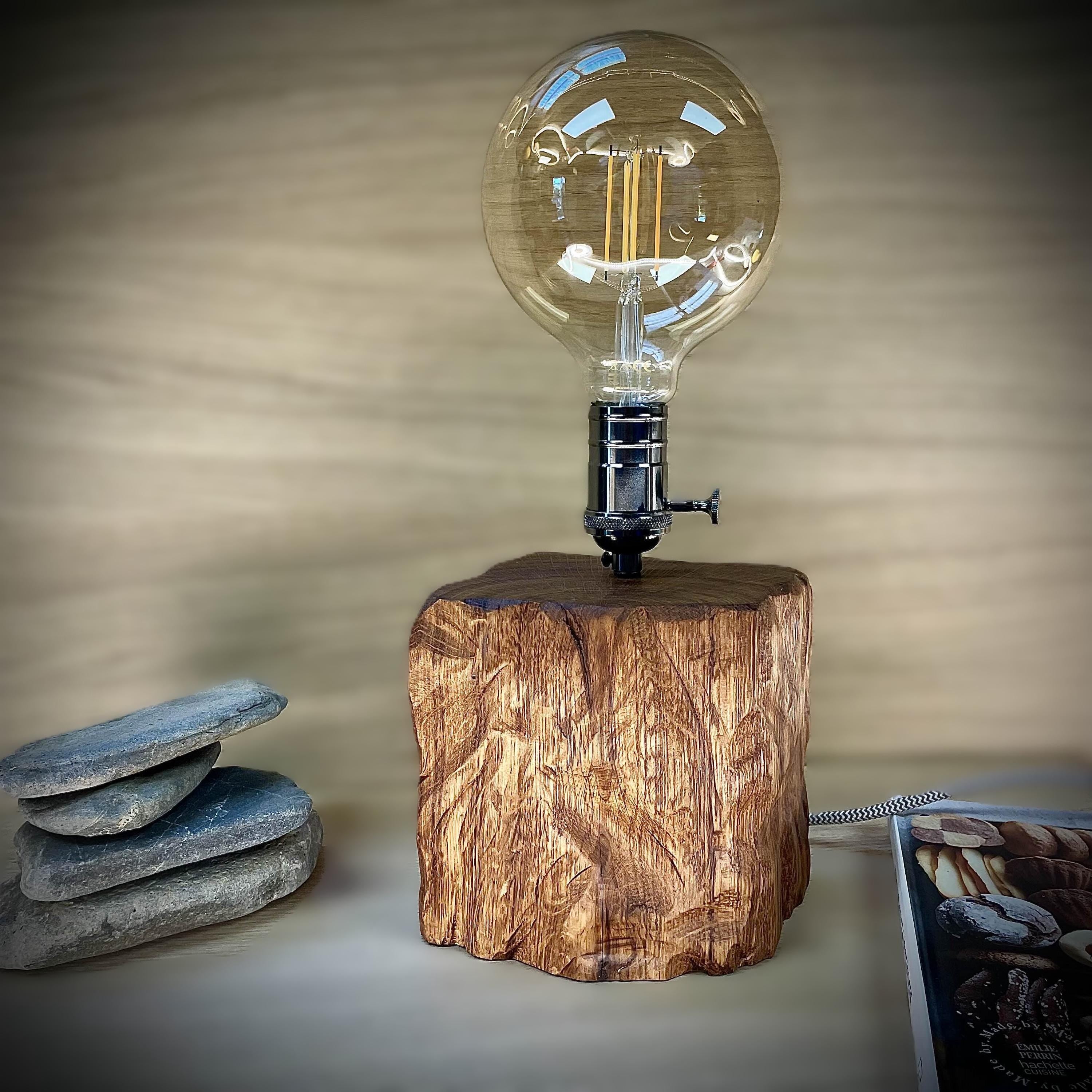 Lampe artisanale en chêne massif avec ampoule vintage fait main