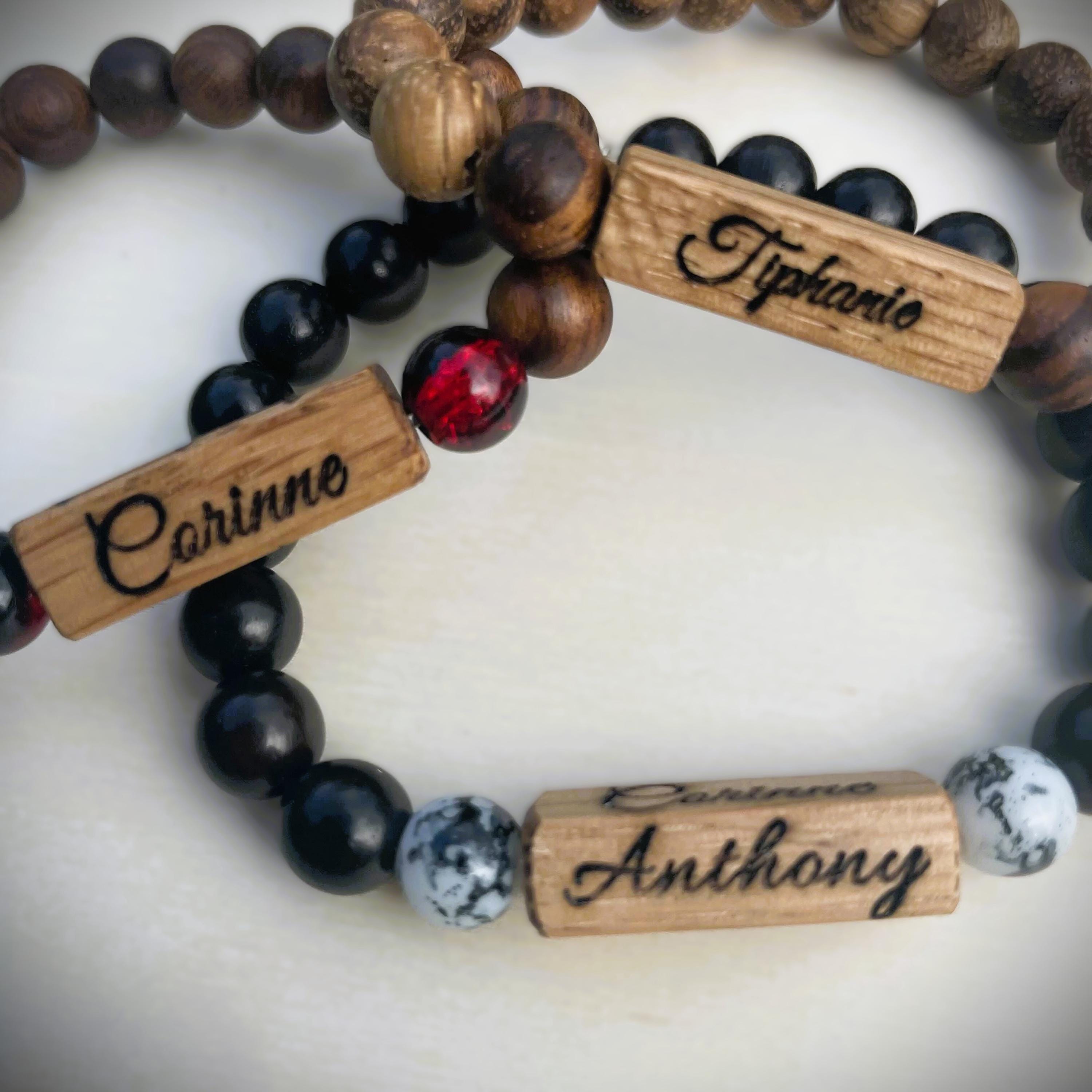  Bracelet artisanal en bois massif avec perles naturelles - vue rapprochée