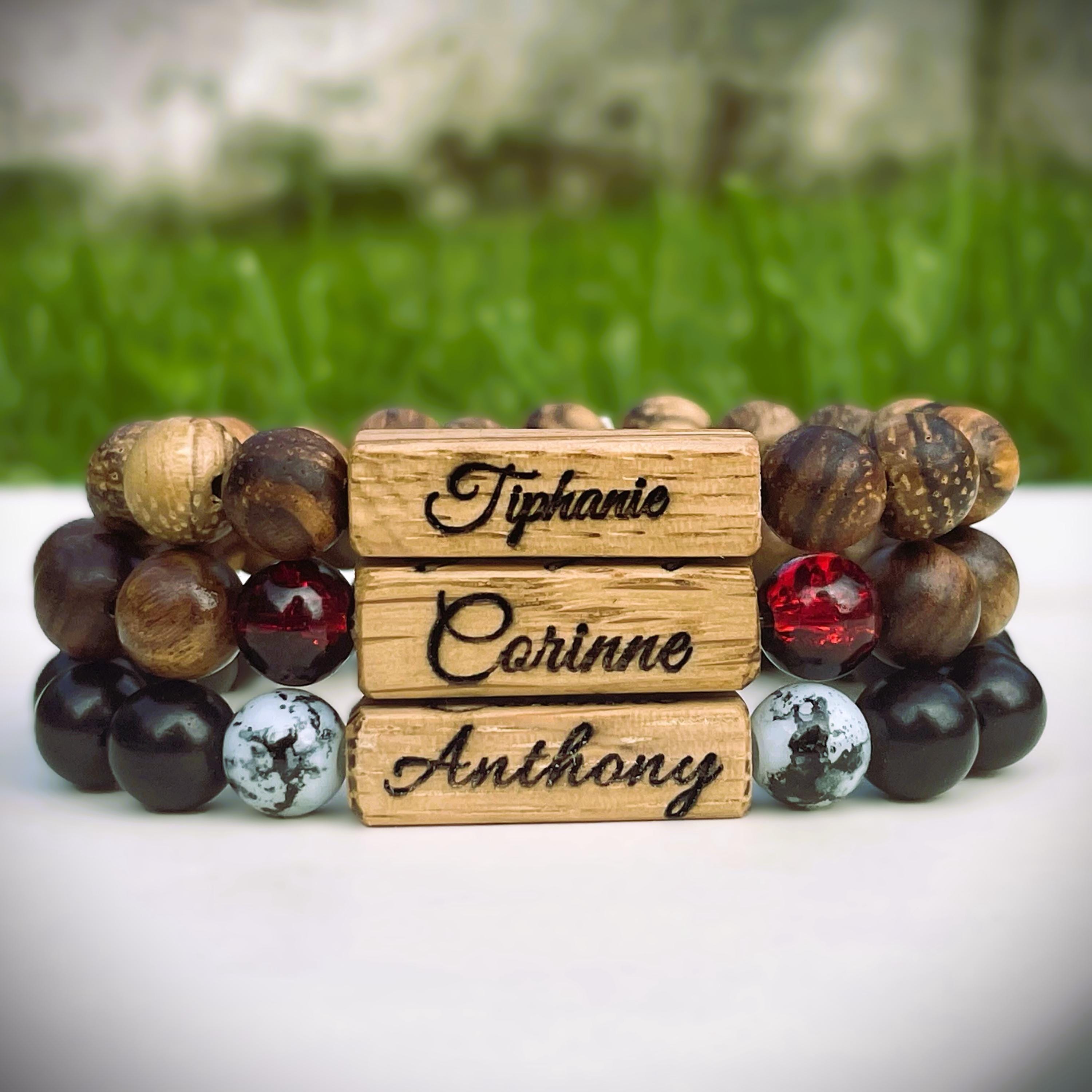 Bracelet en bois de chêne massif avec perles naturelles et gravure personnalisée - vue d'ensemble