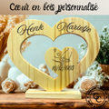 Détail gravure personnalisée sur cœur en bois artisanal