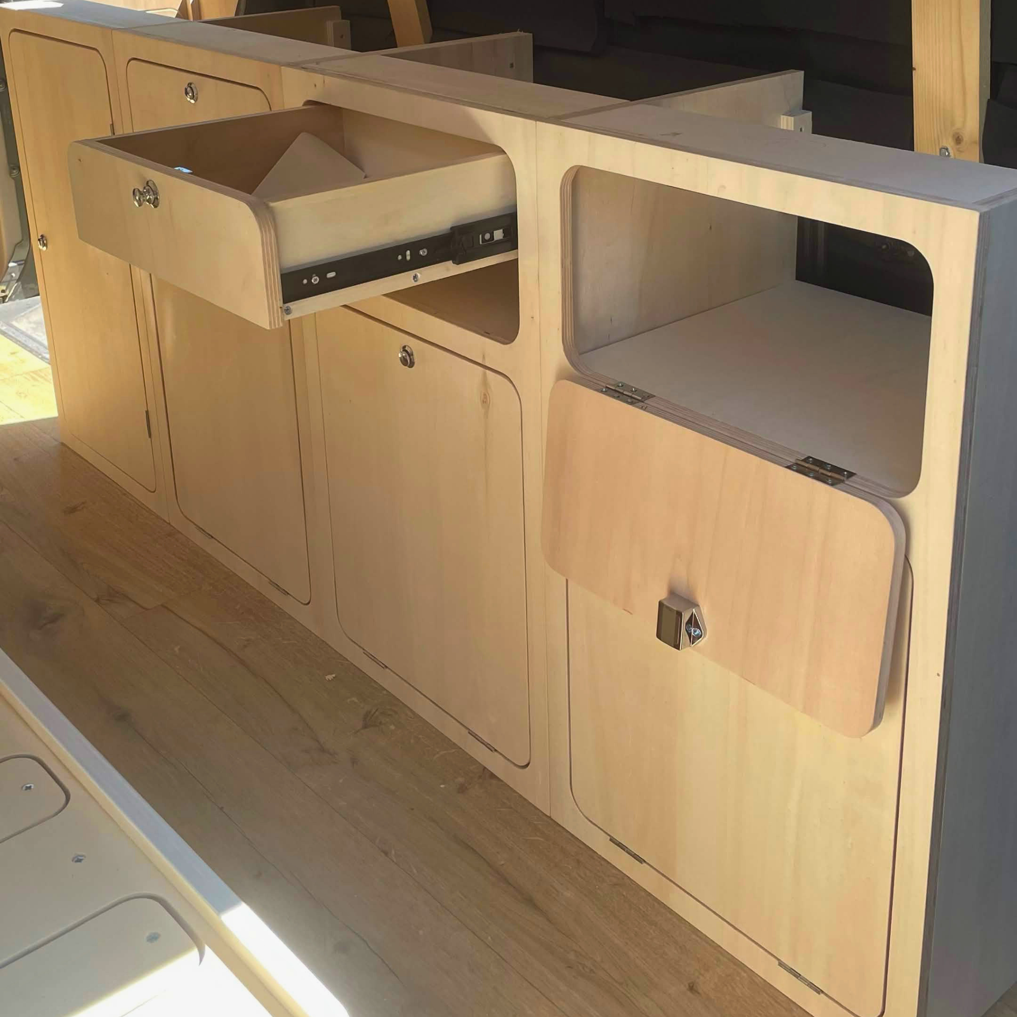Intérieur van aménagé avec meuble latéral Garage Créatif — rangement XXL