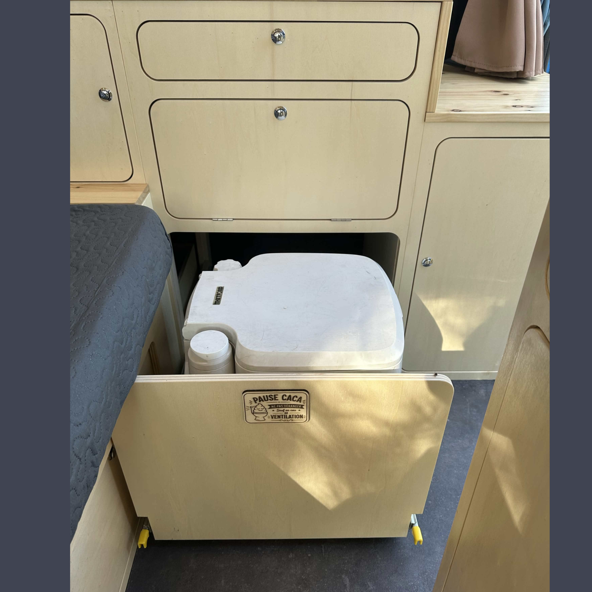 Meuble WC sur mesure – Peuplier 15 mm – Tiroir glissière charge lourde