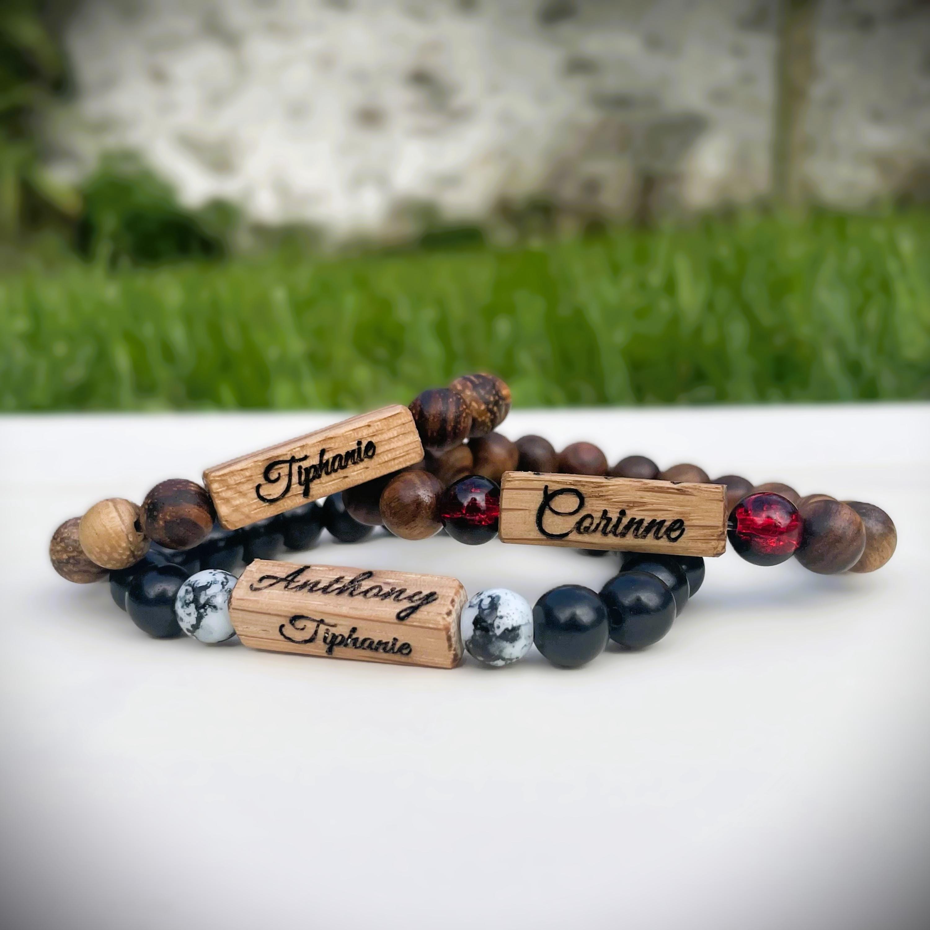 Détail des perles en bois de chêne du bracelet personnalisé avec finition huile de tung