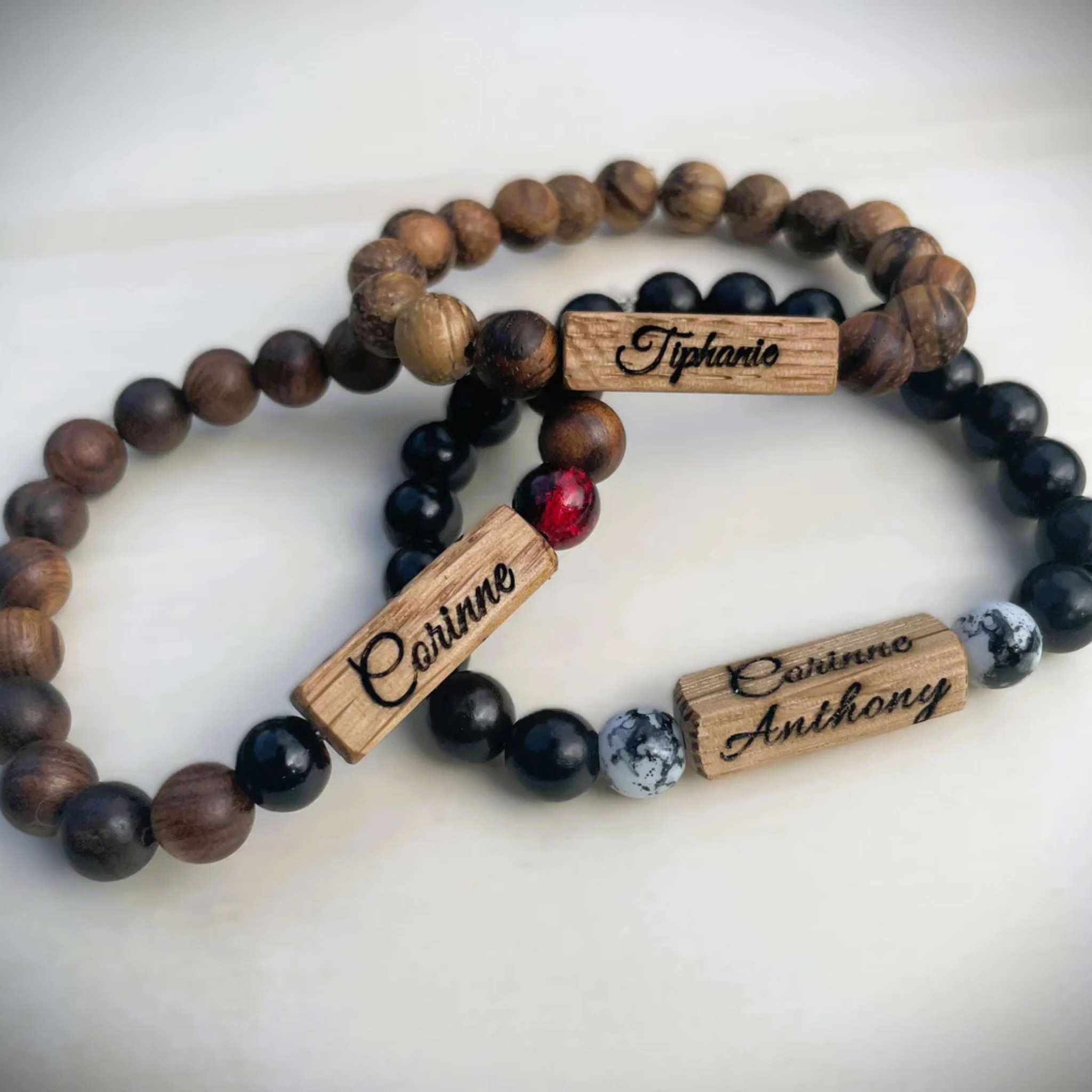 Exemple de gravure personnalisée sur bracelet en bois de chêne - prénom, date ou symbole