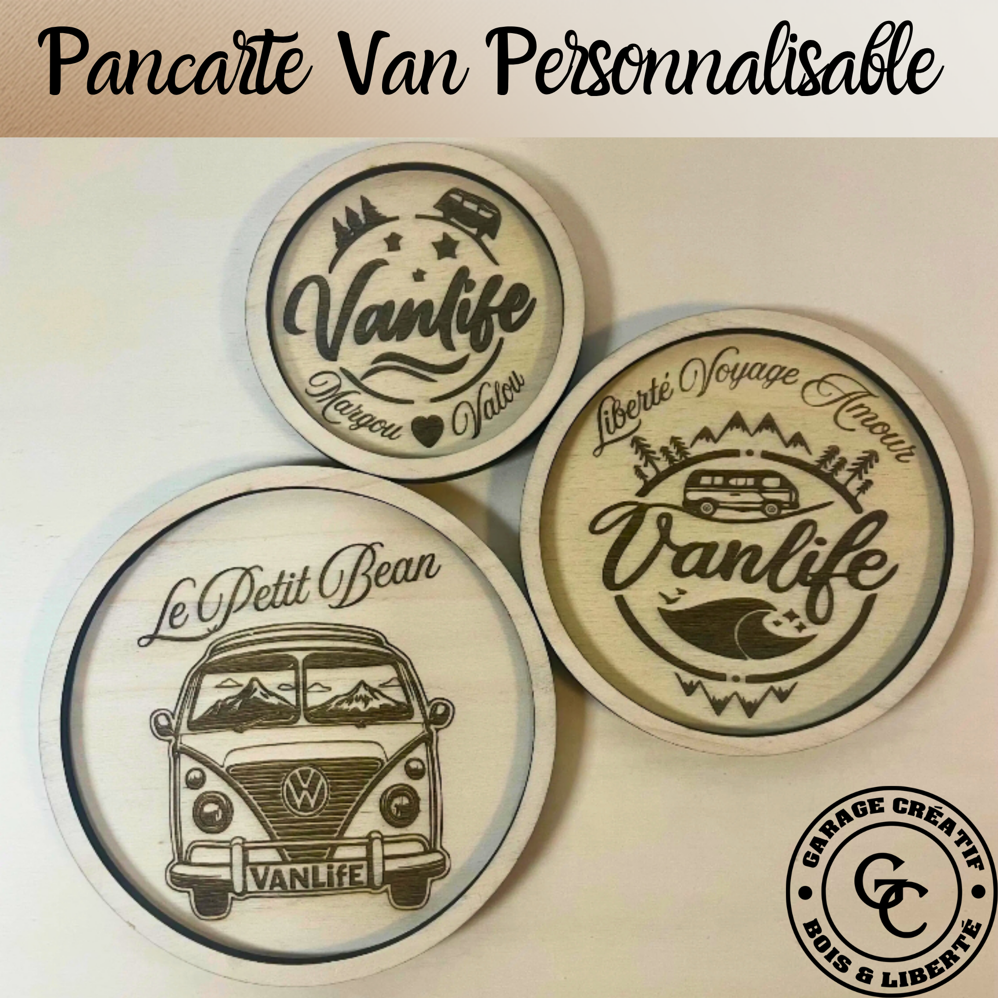 Ensemble de pancartes rondes en bois gravé avec motifs van aménagé et inscription Vanlife, style vintage pour décoration intérieure
