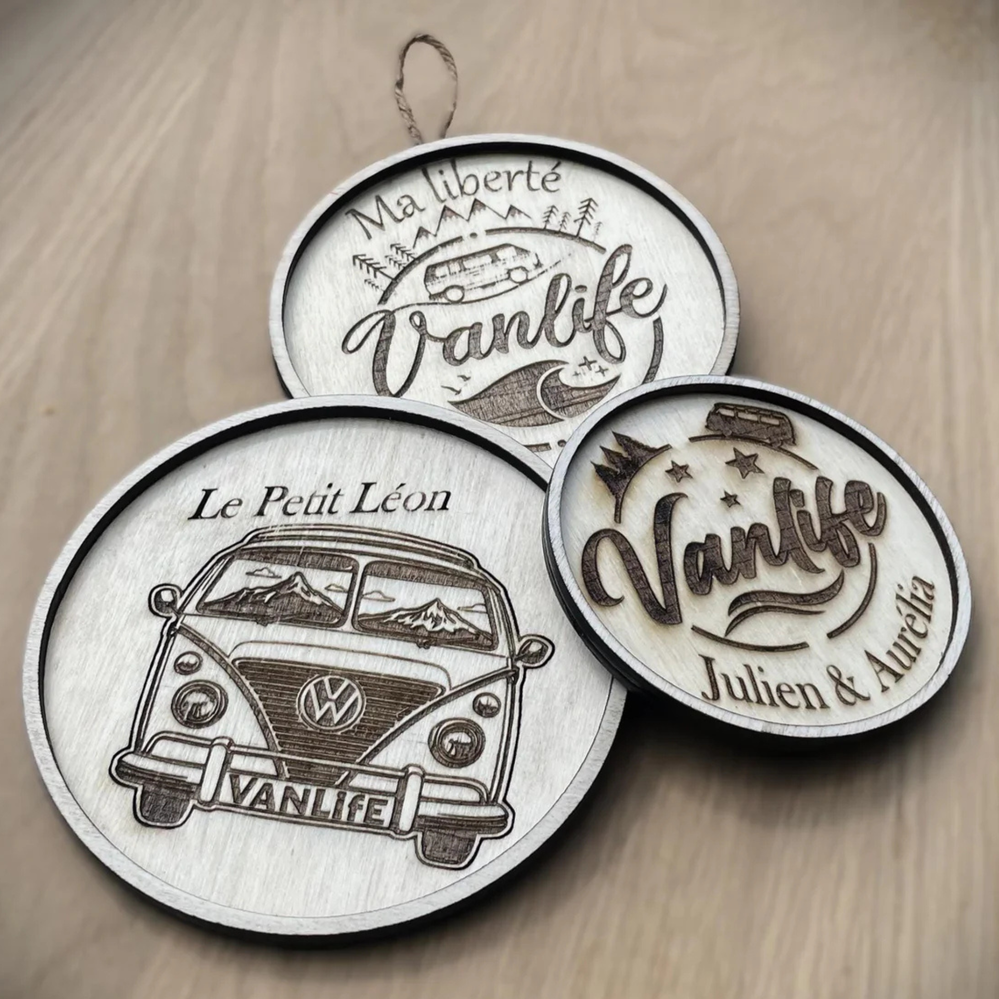 Collection de pancartes en contreplaqué gravé avec motif van aménagé, finition bords brûlés, décoration murale vintage
