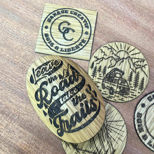 Autocollant en bois chêne personnalisé gravé au laser fabrication française
