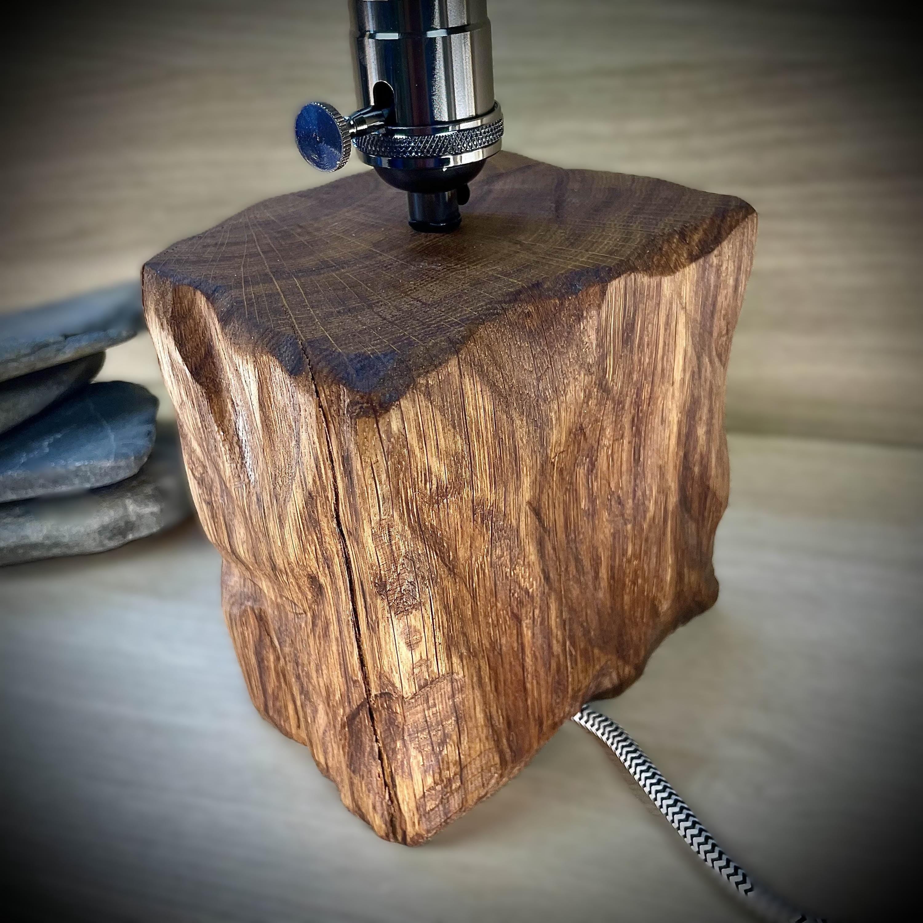 Lampe artisanale en chêne massif avec ampoule vintage fait main