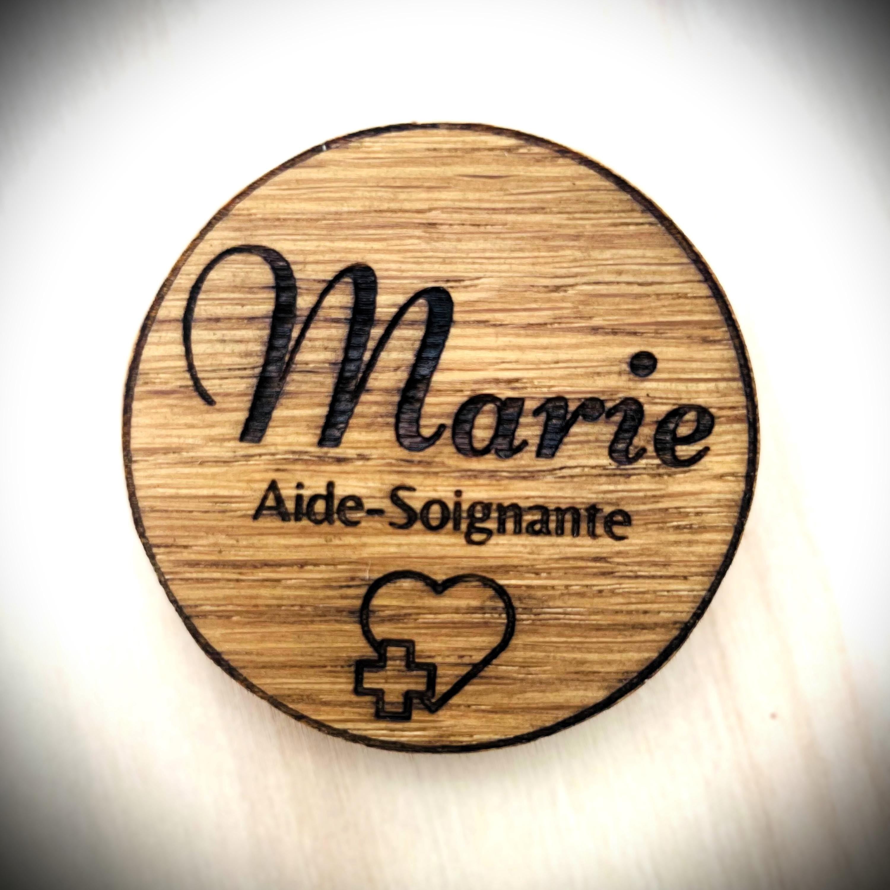 Badge fabriqué en bois durable et respectueux de l'environnement.