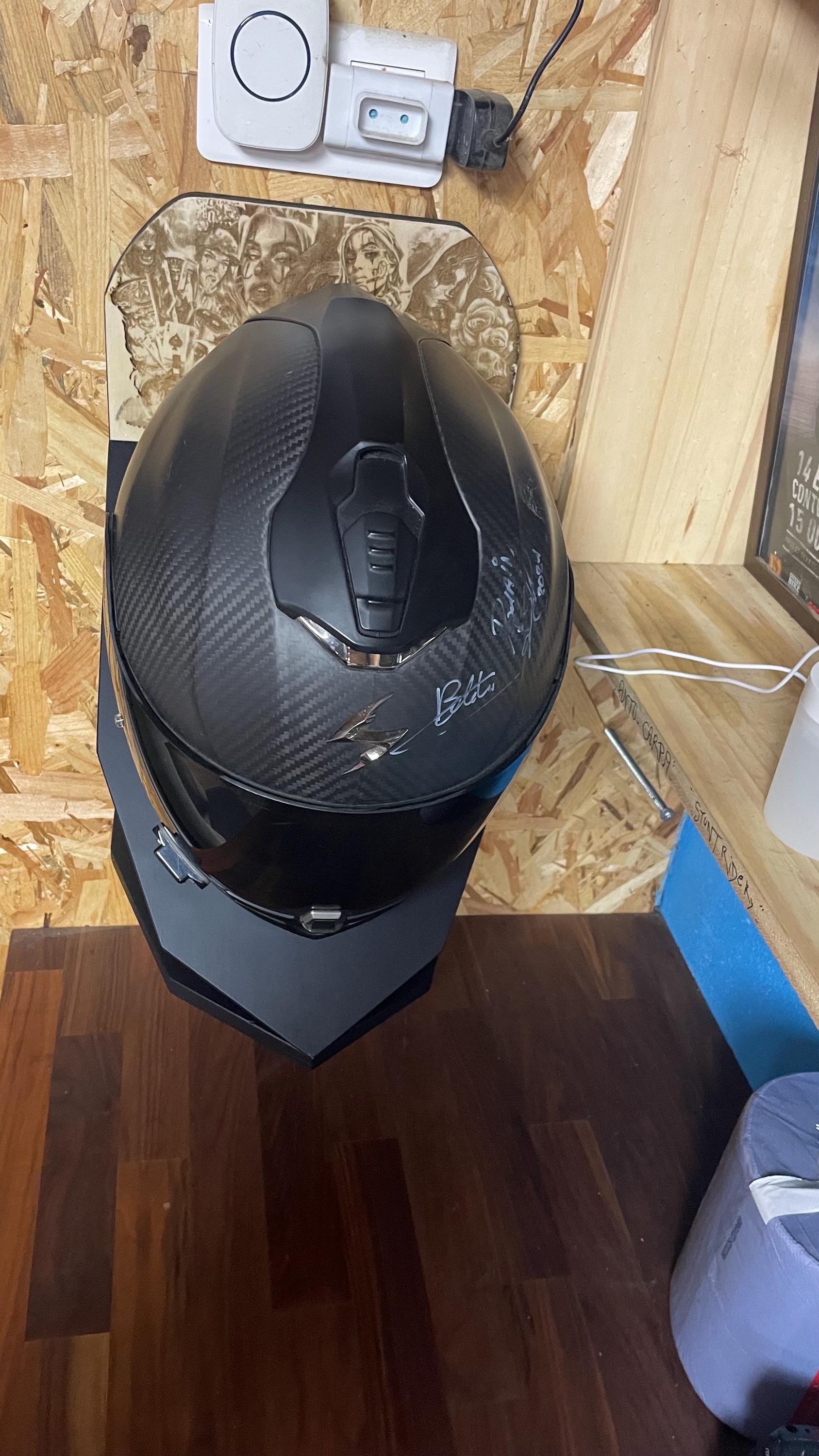Support casque moto, rangement casque, accessoires moto