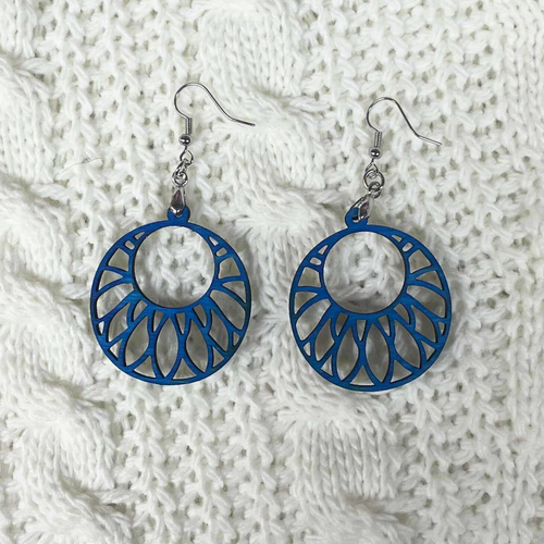 Boucle d'oreille pendentif pendante en bois. fabrication artisanale
