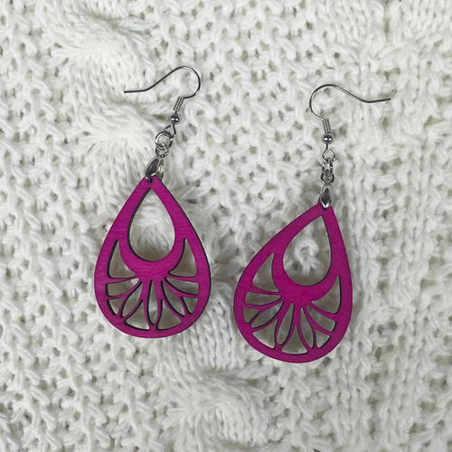 Boucle d'oreille pendentif pendante en bois. fabrication artisanale