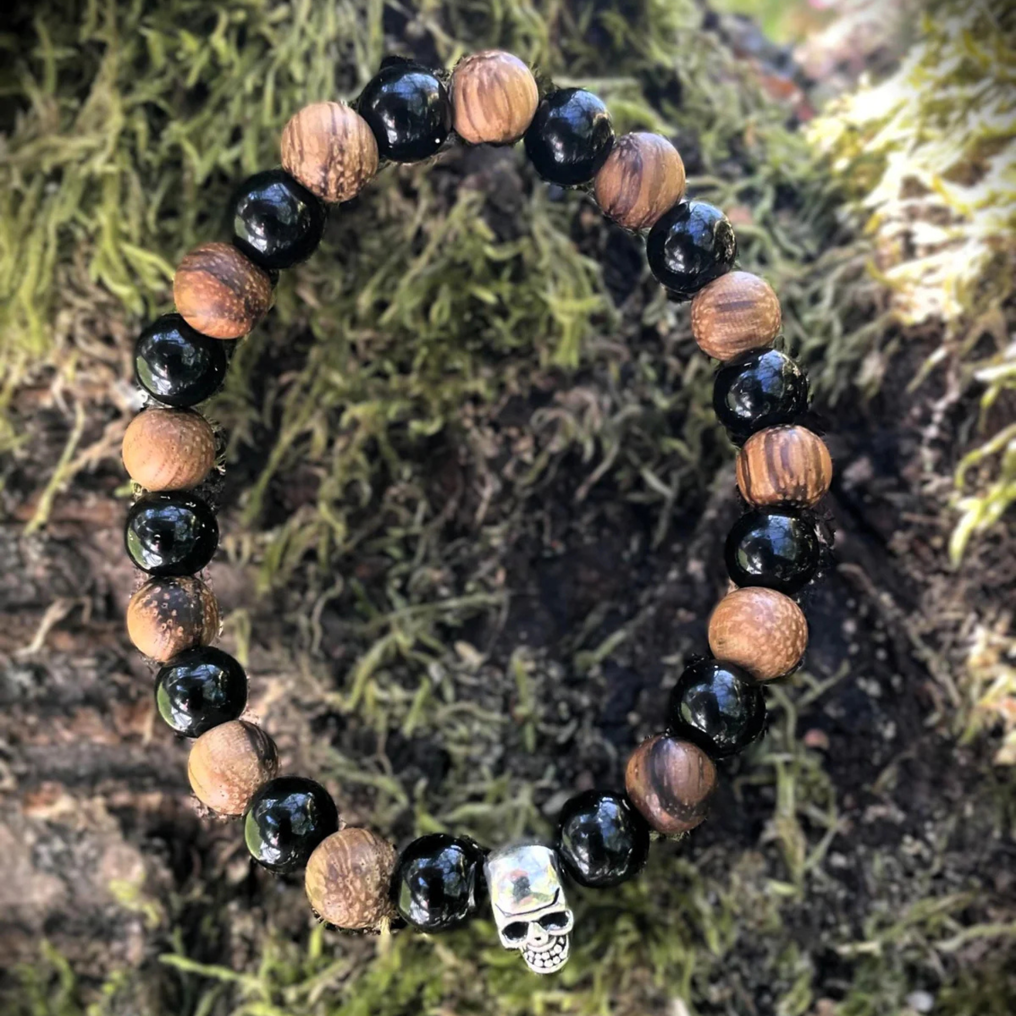 Bracelet en bois porté au poignet
