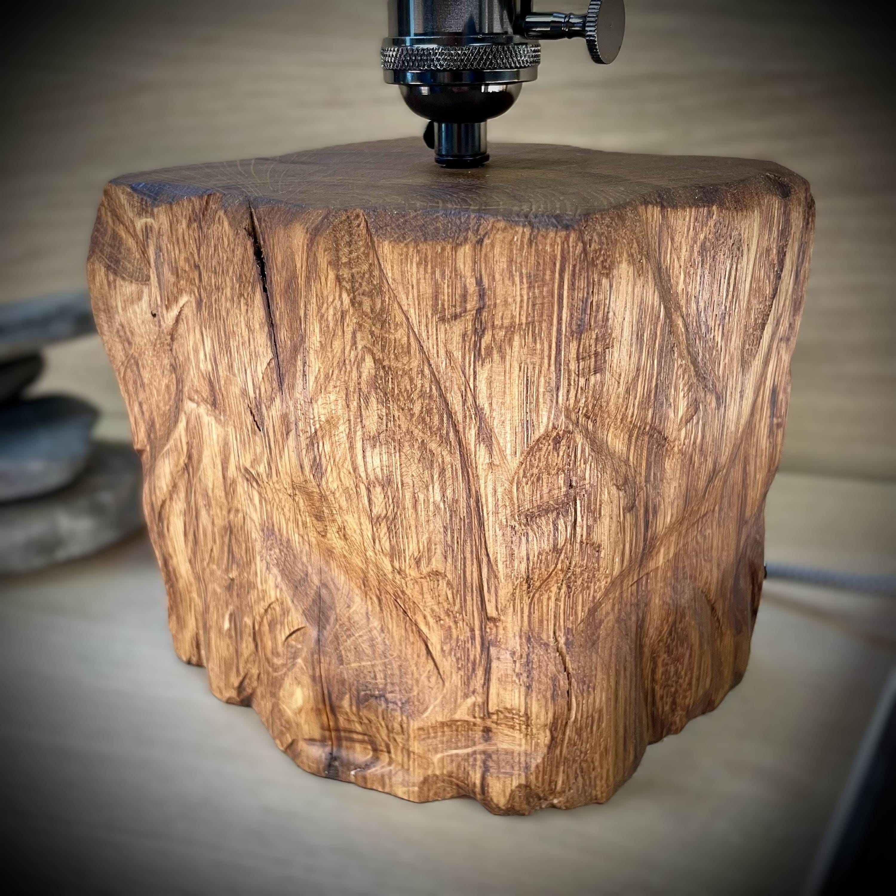 Lampe artisanale en chêne massif avec ampoule vintage fait main