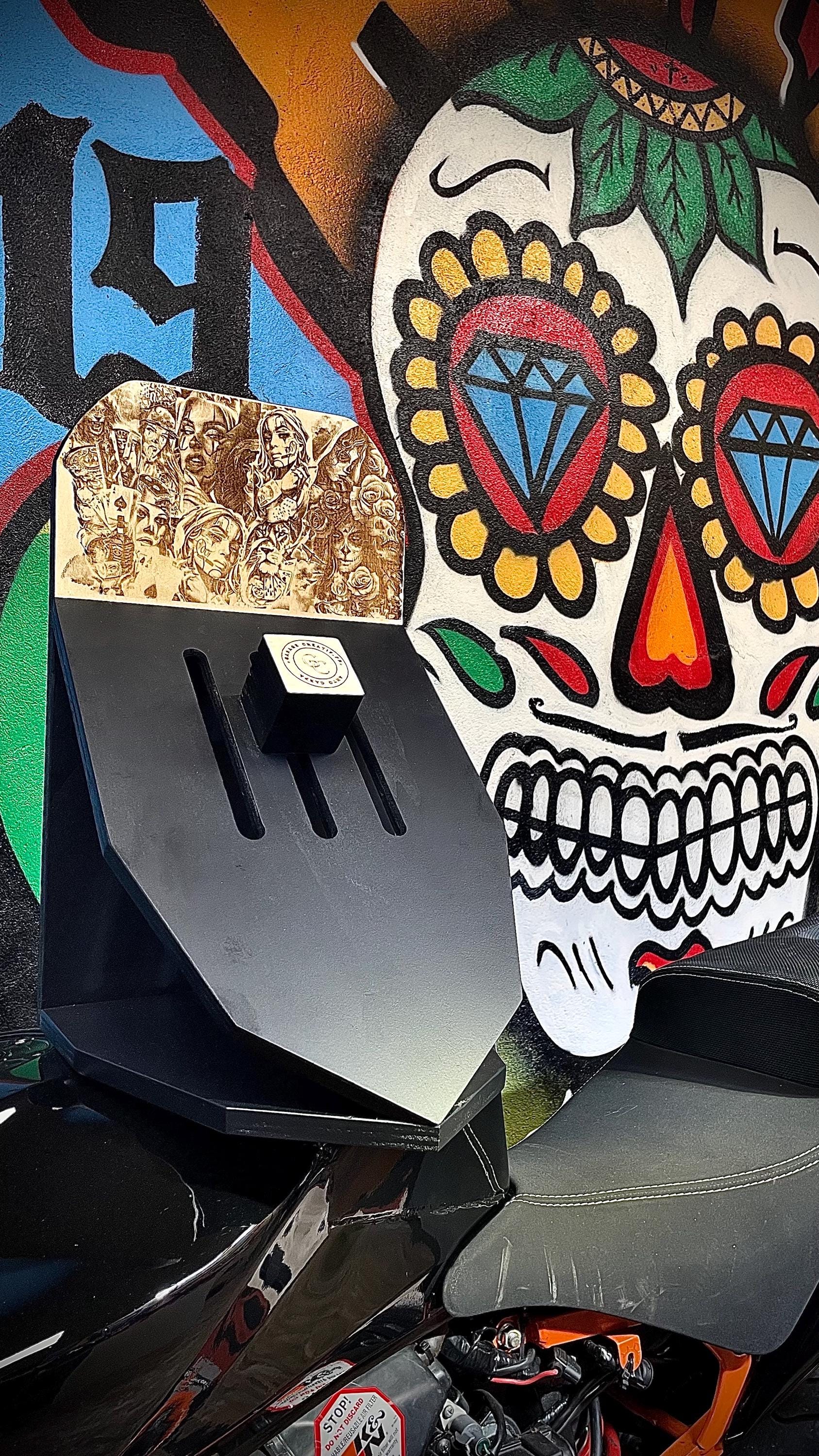 Support casque moto mural, rangement garage en bois, pièce unique gravée fait main