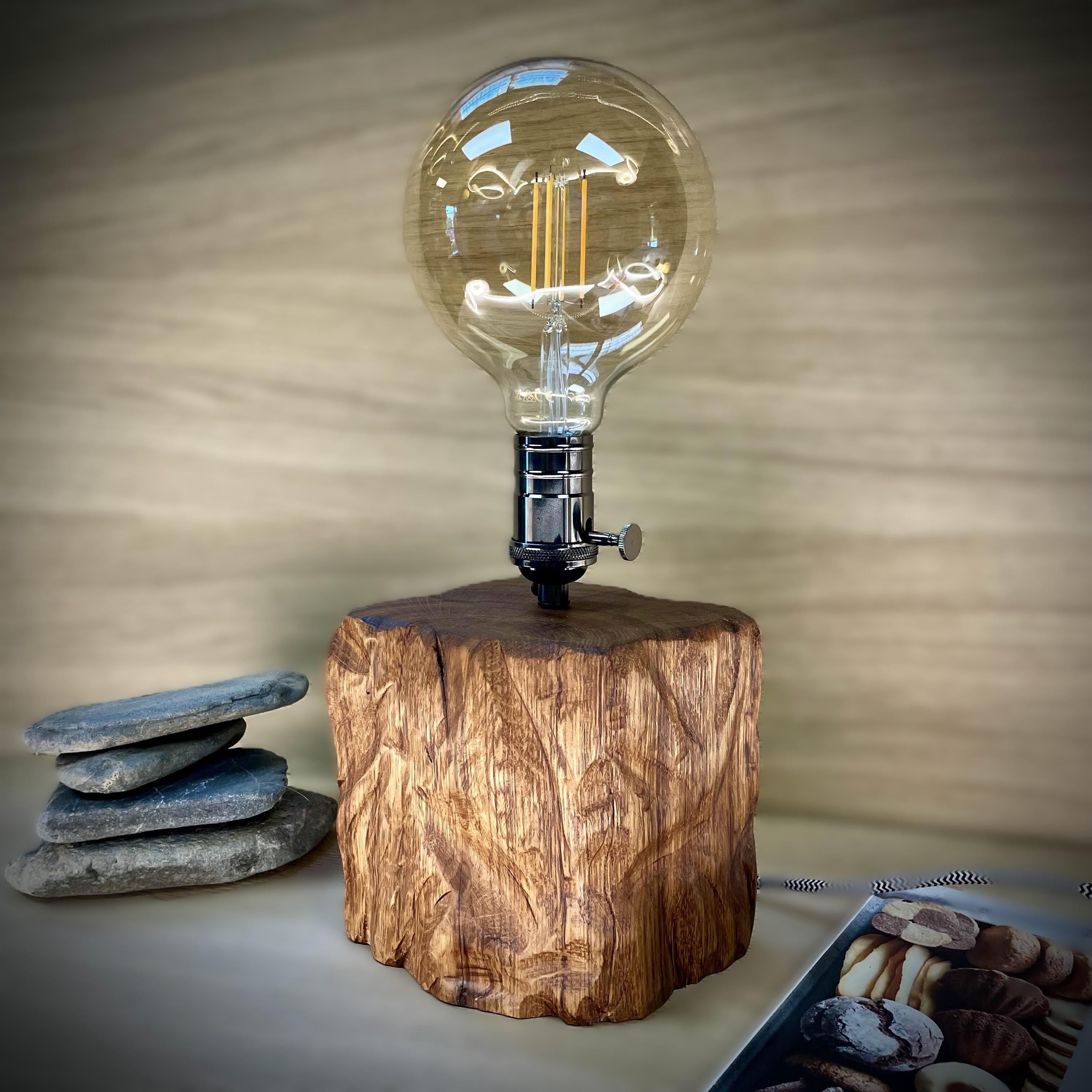 Lampe artisanale en chêne massif avec ampoule vintage fait main