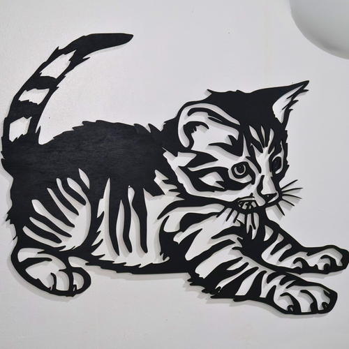 Chaton décoratif en contreplaqué noir vernis - vue de profil artisanale