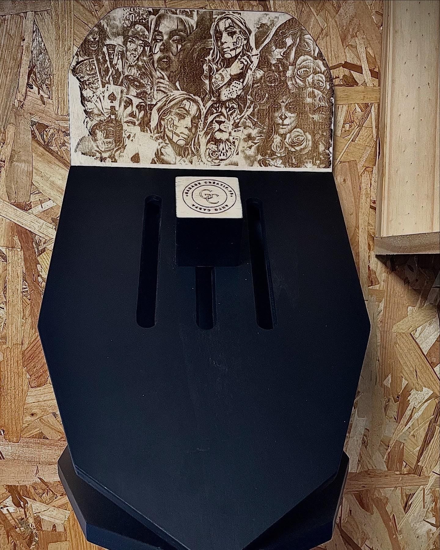 Support casque moto mural, rangement garage en bois, pièce unique gravée fait main