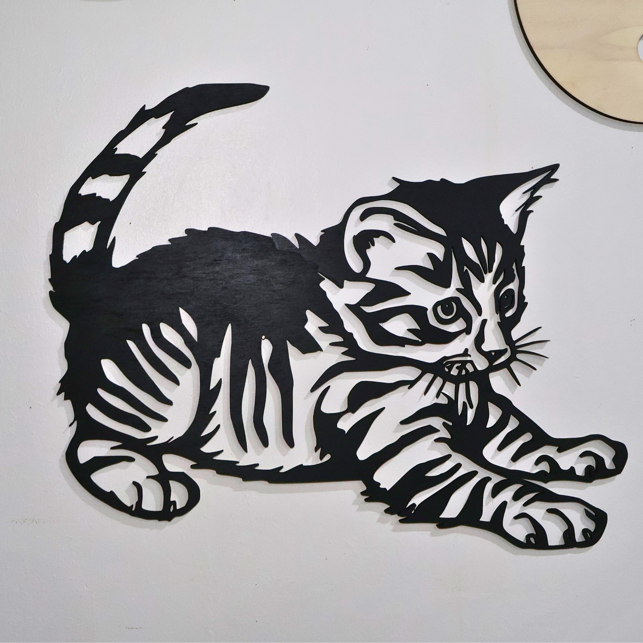 Décoration murale chaton en bois noir - design scandinave fait main