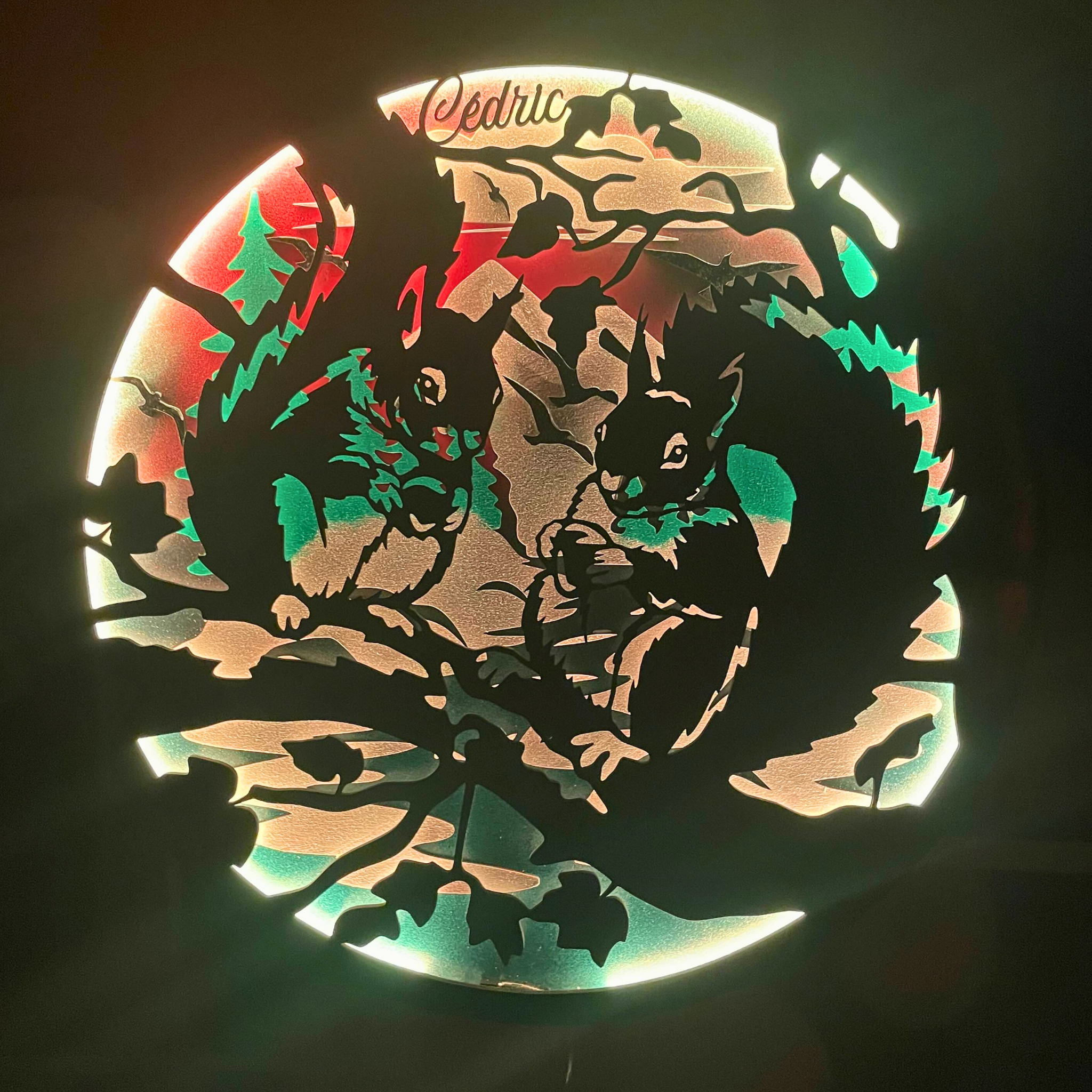 Décoration murale lumineuse en bois motif écureuil avec personnalisation du prénom, ambiance nature
