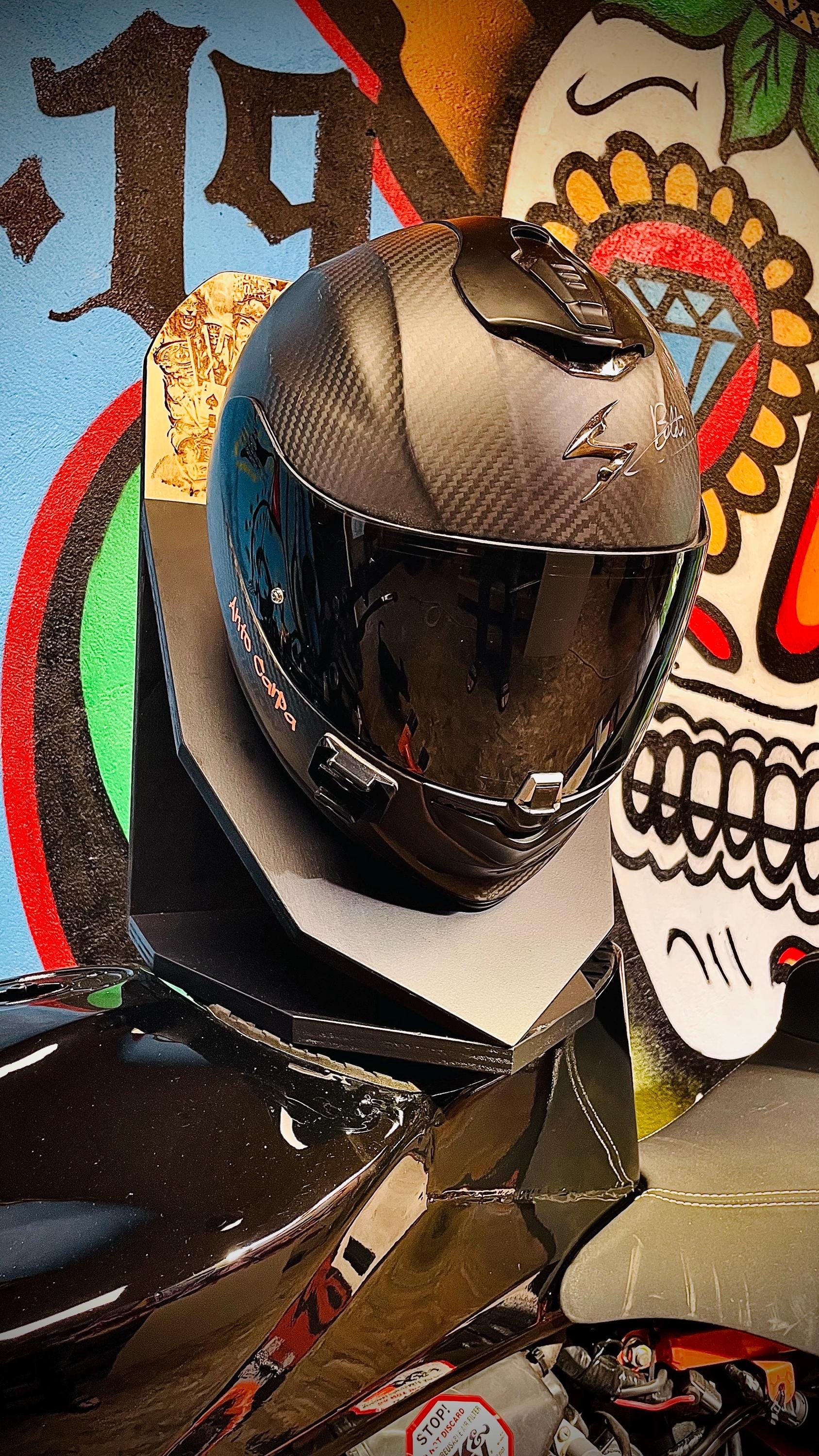 Support casque moto mural, rangement garage en bois, pièce unique gravée fait main