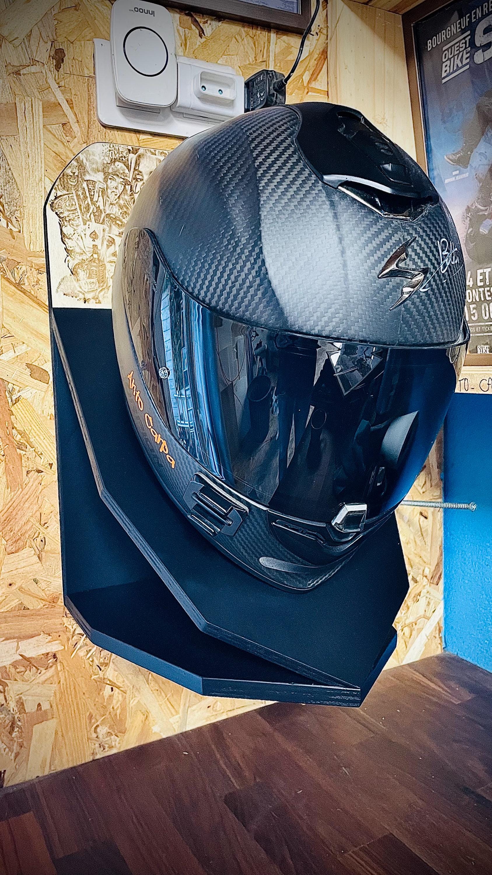 Support casque moto mural, rangement garage en bois, pièce unique gravée fait main