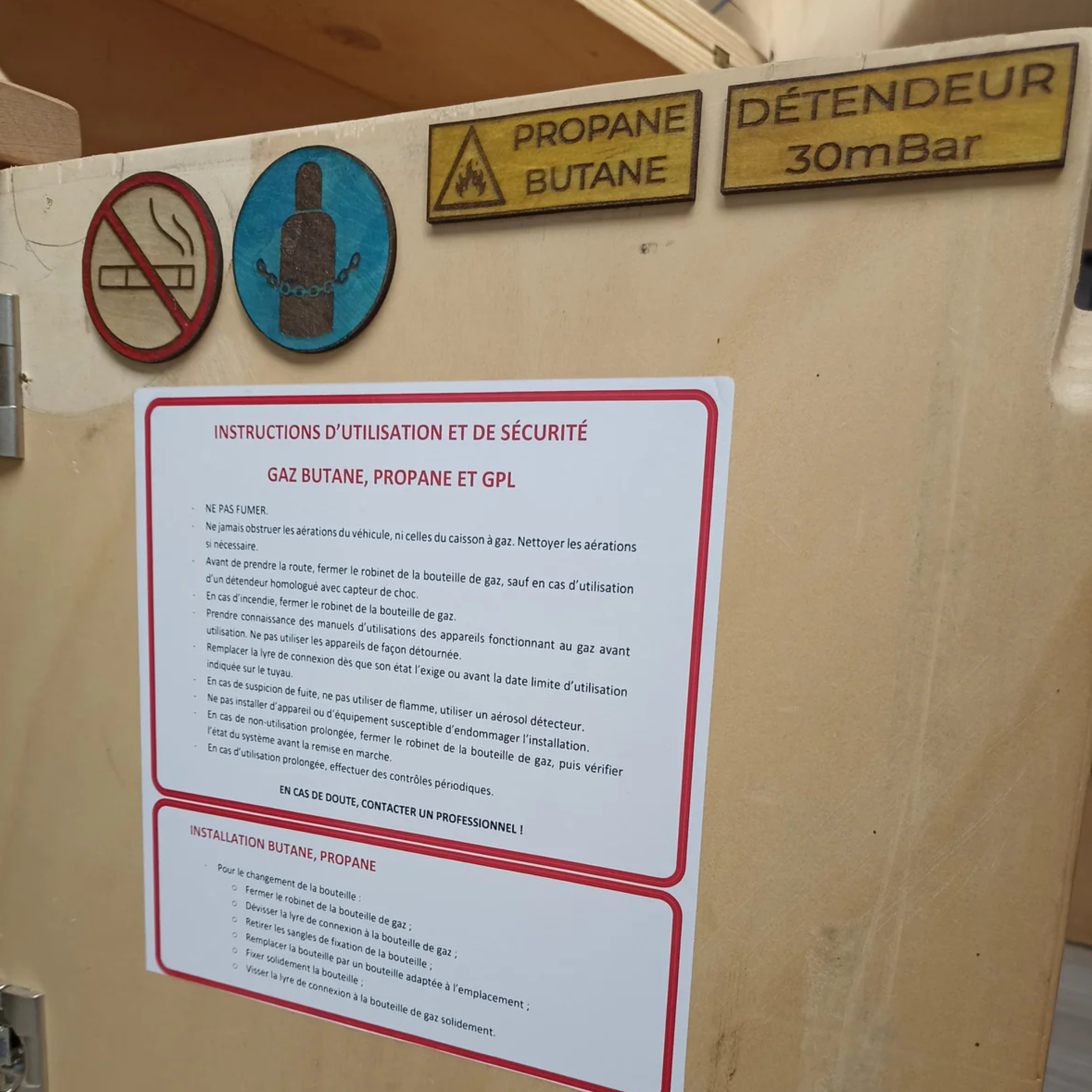 Étiquette en bois VASP avec gravure laser et vernis protecteur pour camping-car et fourgon aménagé