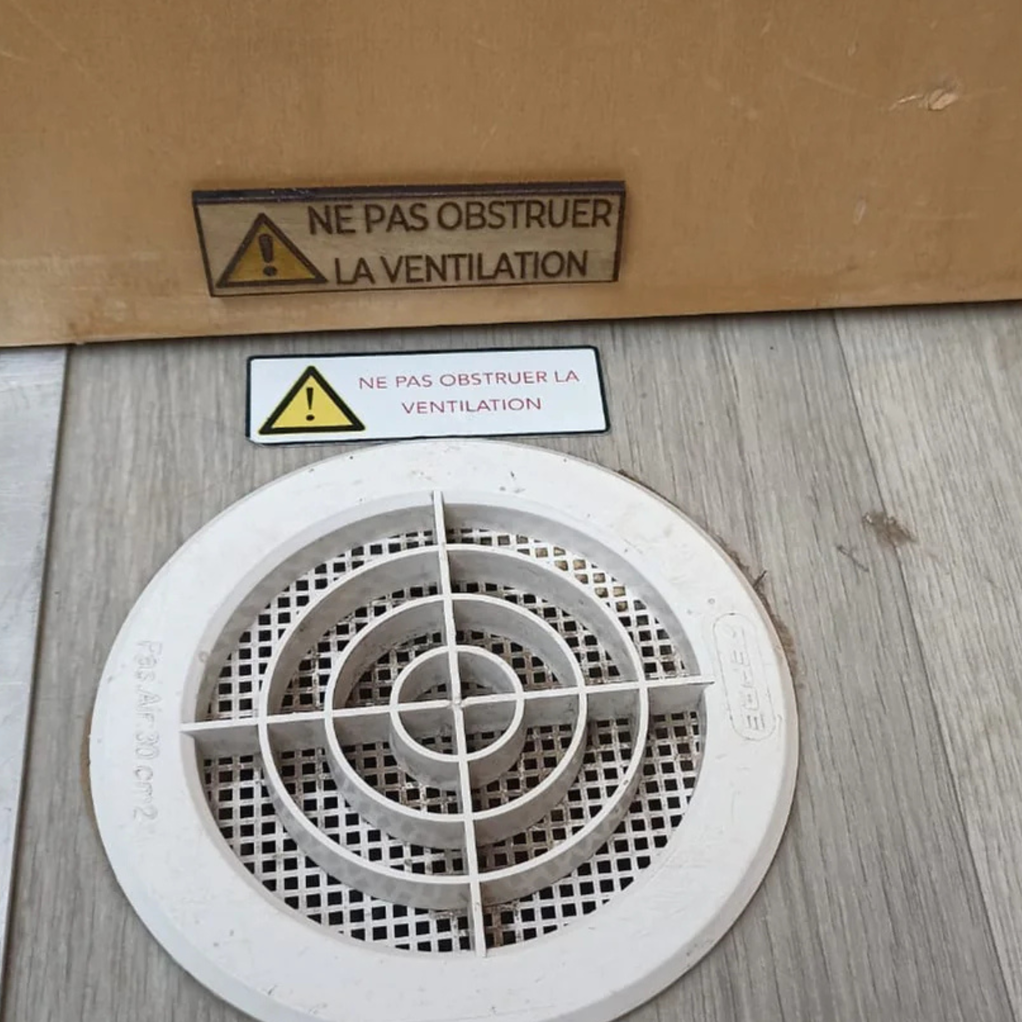 Étiquette en bois VASP conforme aux normes obligatoires pour fourgon aménagé et tiny house