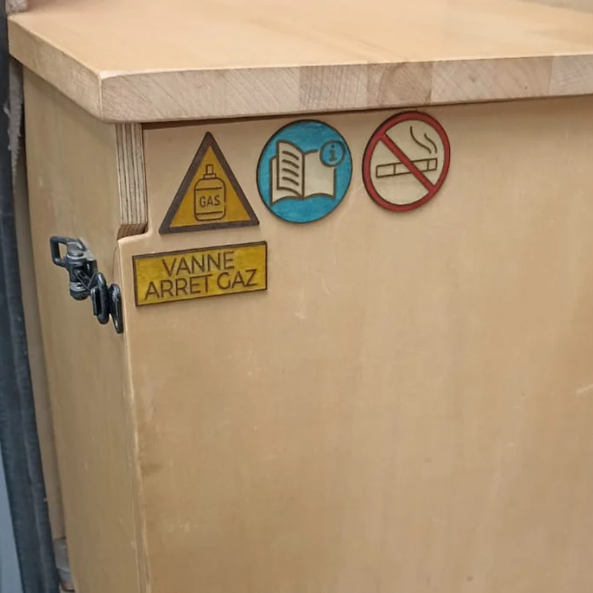 Étiquettes en bois VASP avec adhésif double face pour installation facile dans van aménagé sans perçage