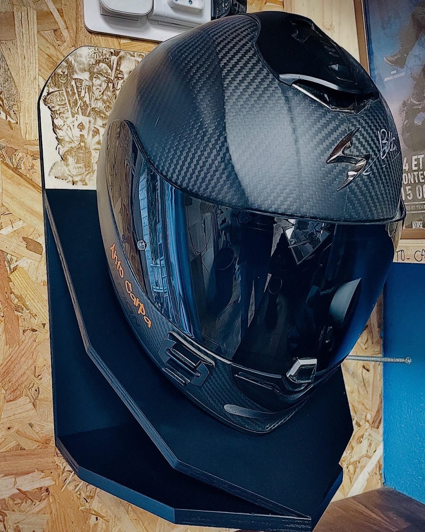 Support casque moto mural, rangement garage en bois, pièce unique gravée fait main